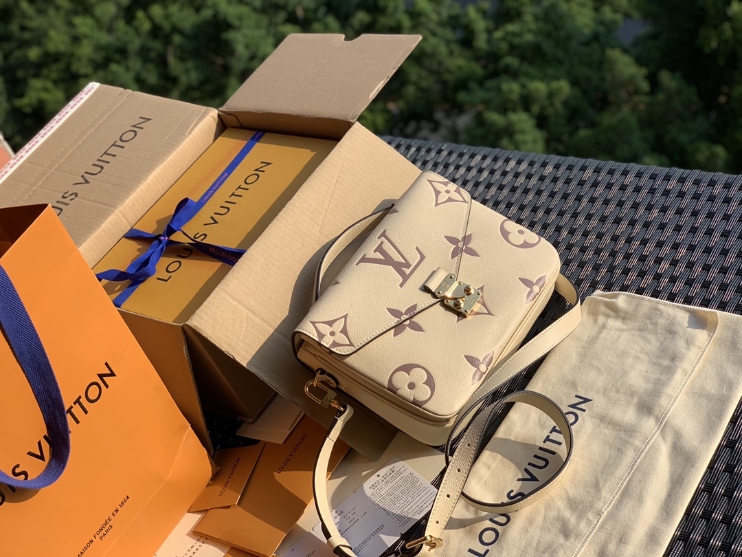 🌼 m45596最新款全皮邮差包，奶白色现货到了。全网断货卖疯了款我们也是前面出完好几批后现在才终于有现