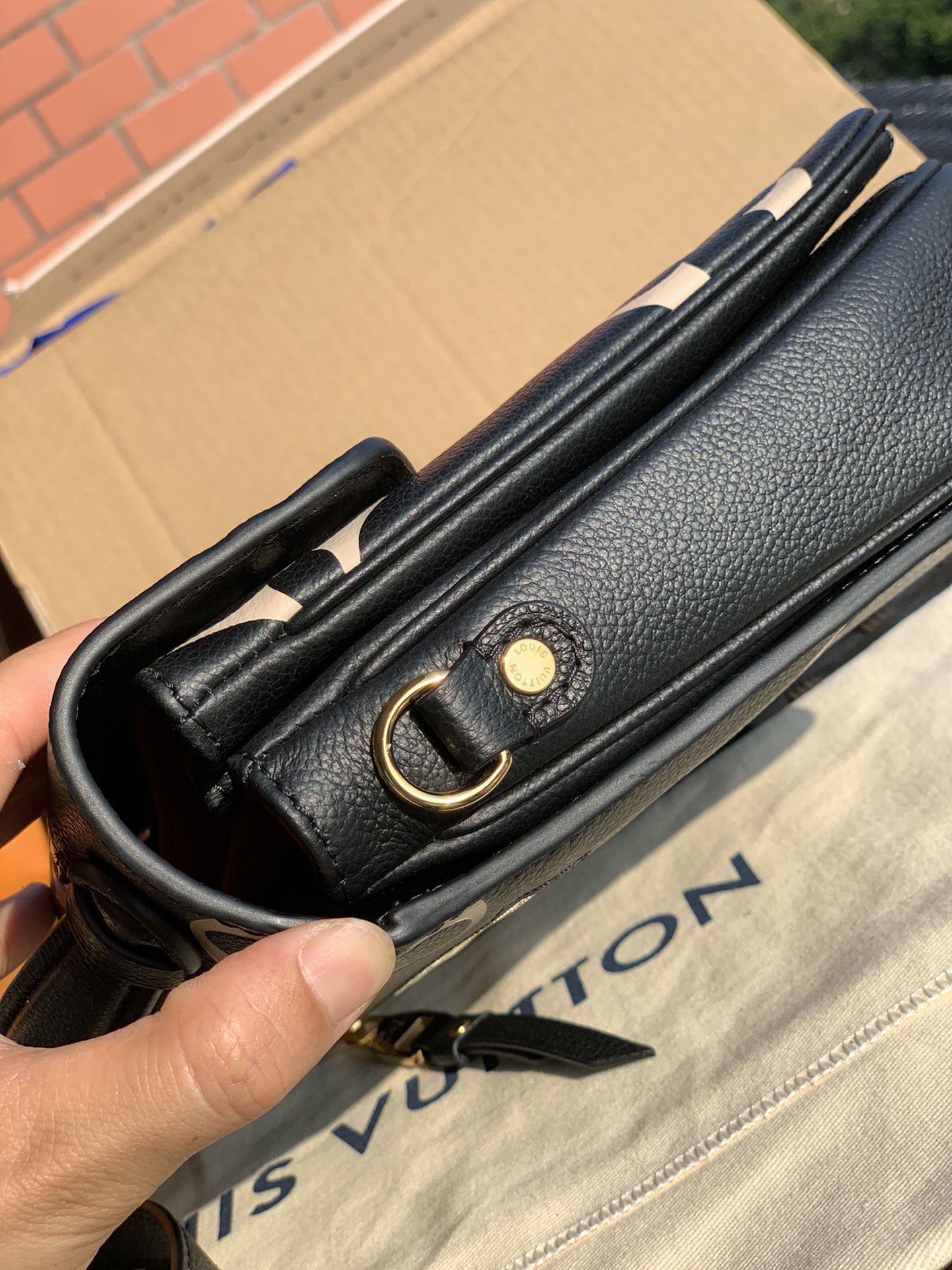 非市场普通货 进口皮料半钢五金 m45773尺寸25-19-7CM 2021最新款全皮邮差包，黑色到了。