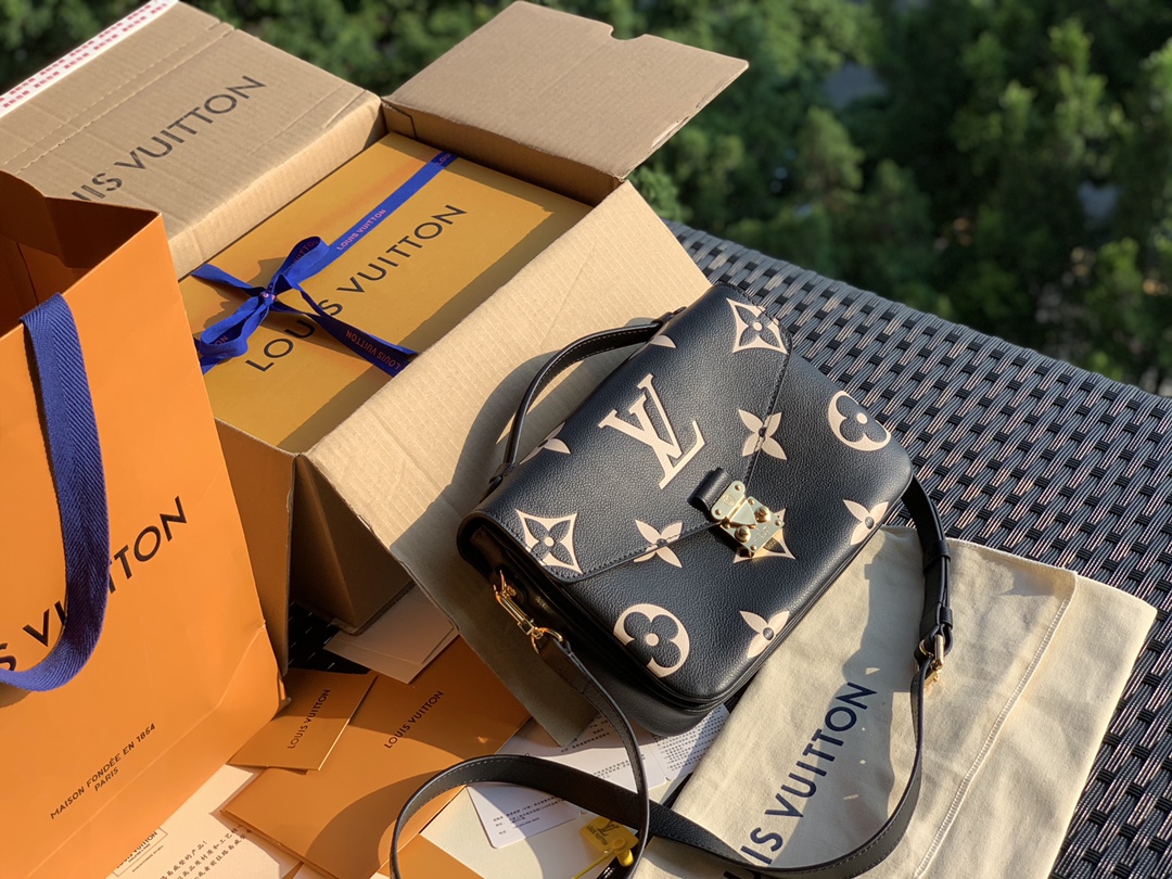 🌼 m45773尺寸25-19-7CM 2021最新款全皮邮差包，黑色到了。全网断货卖疯了款我们也是前面