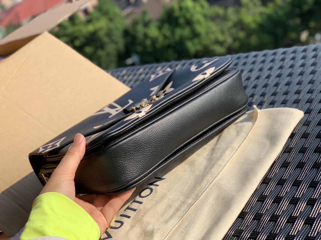 非市场普通货 进口皮料半钢五金 m45773尺寸25-19-7CM 2021最新款全皮邮差包，黑色到了。