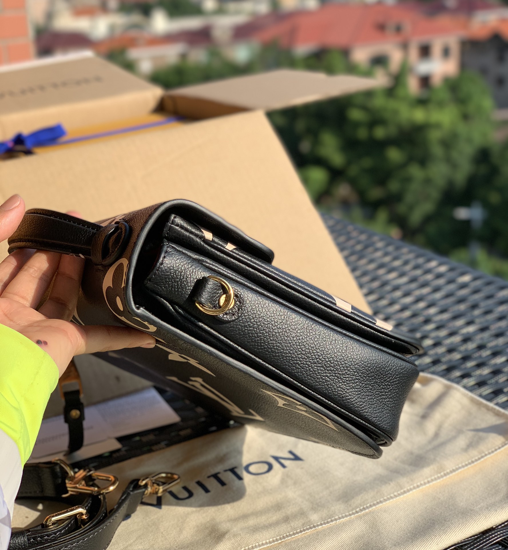 非市场普通货 进口皮料半钢五金 m45773尺寸25-19-7CM 2021最新款全皮邮差包，黑色到了。