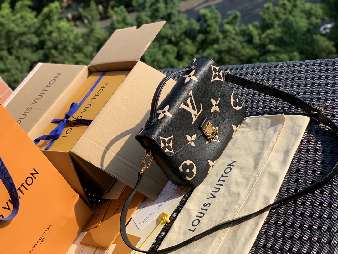 非市场普通货 进口皮料半钢五金 m45773尺寸25-19-7CM 2021最新款全皮邮差包，黑色到了。