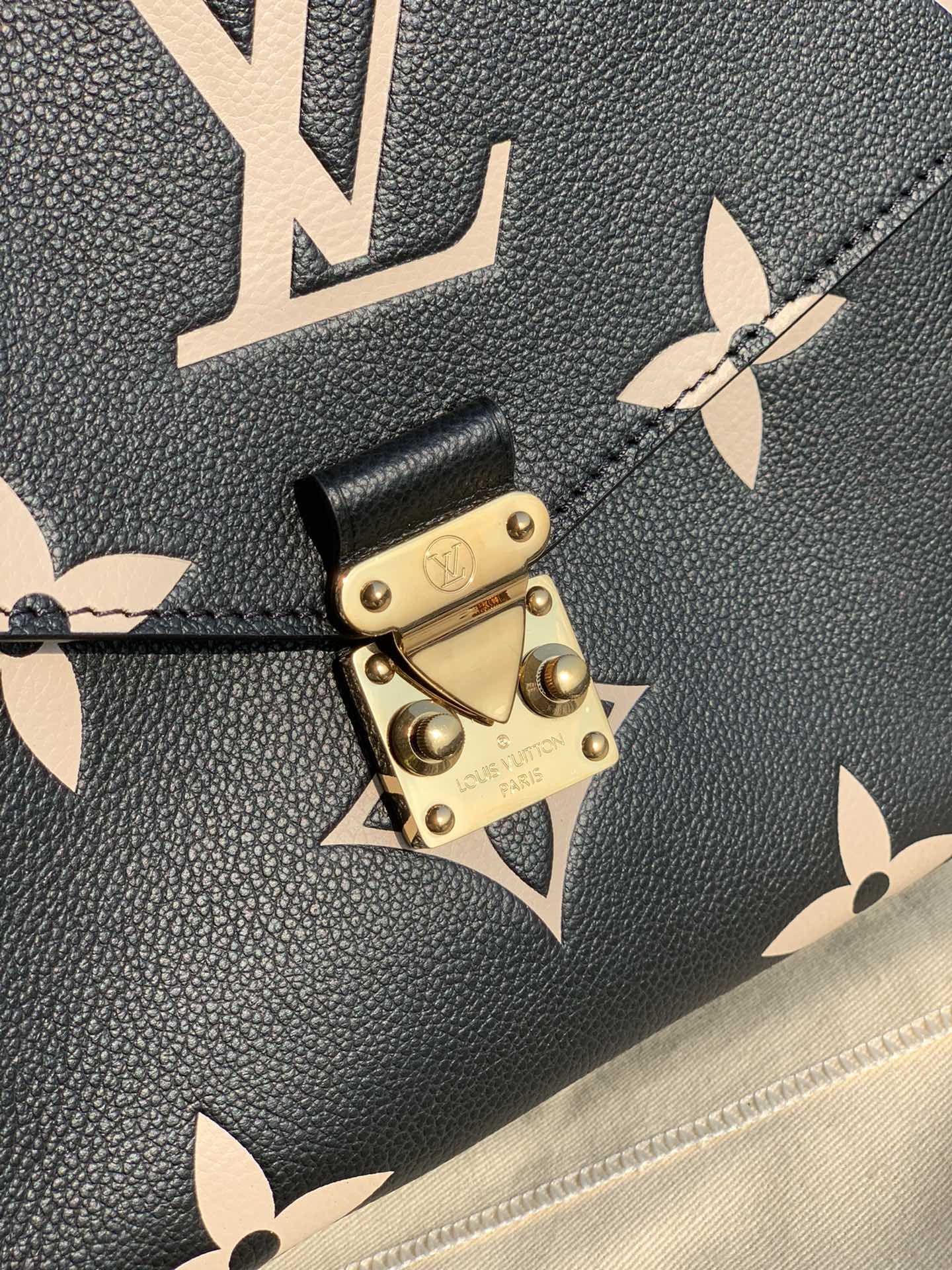 非市场普通货 进口皮料半钢五金 m45773尺寸25-19-7CM 2021最新款全皮邮差包，黑色到了。