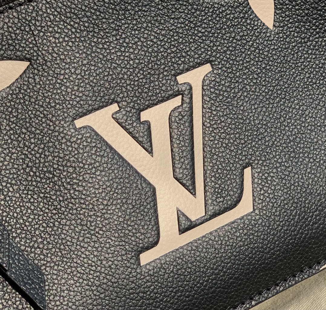 非市场普通货 进口皮料半钢五金 m45773尺寸25-19-7CM 2021最新款全皮邮差包，黑色到了。