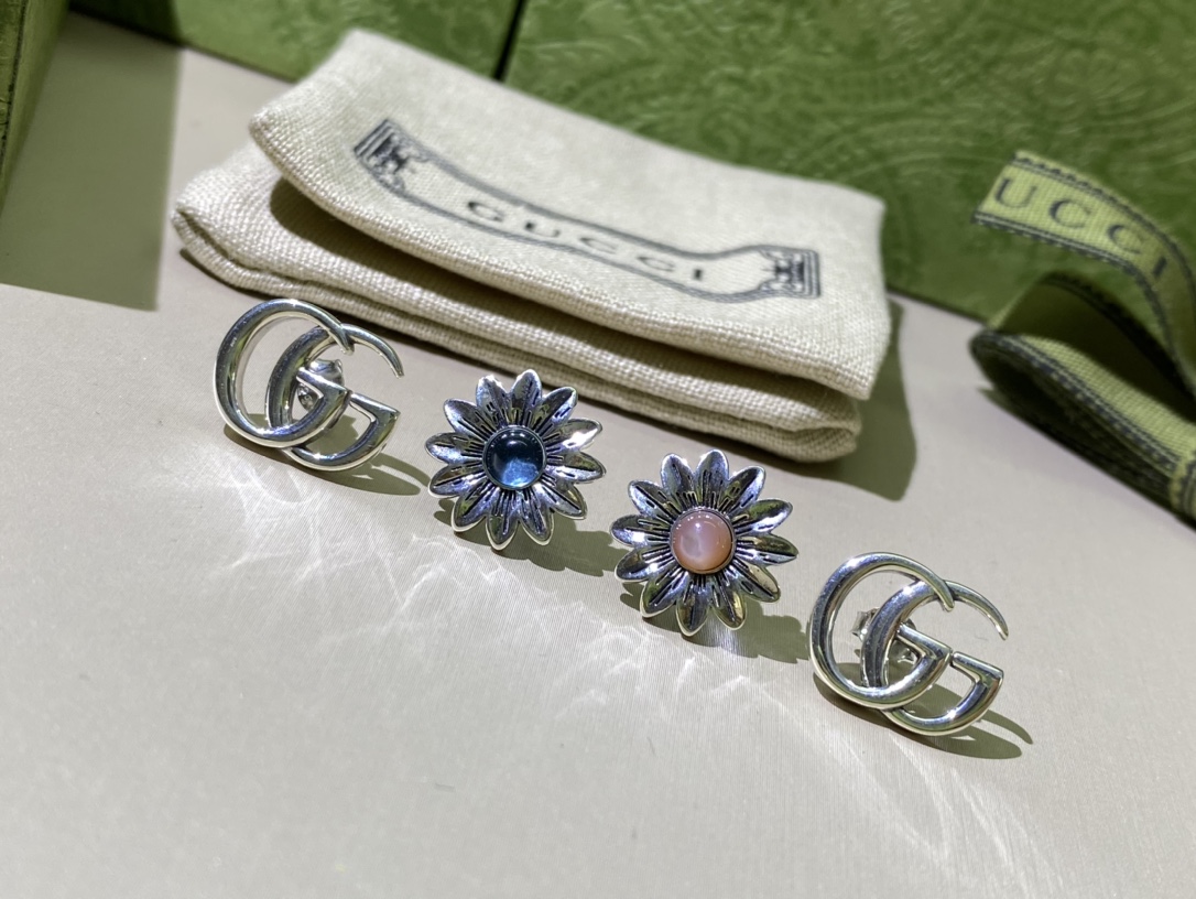 NO:102873,Daisy asymmetric earrings In GUCCI's kaleidoscope world, the obsession with the natural world is mixed with various elements that reflect the brand's tradition. One earring is the brand's classic double G pattern, the other is the flower shape. Gucci stud earrings, gucci, gucci, earrings19860909雏菊不对称耳钉 在GUCCI的万花筒世界里, 对自然世界的迷恋混杂了体现对品牌传统敬意的各种元素. 一只耳环为品牌经典双G图案,另一只为花朵造型.,古驰耳钉,gucci,gucci,earrings,Jewelry