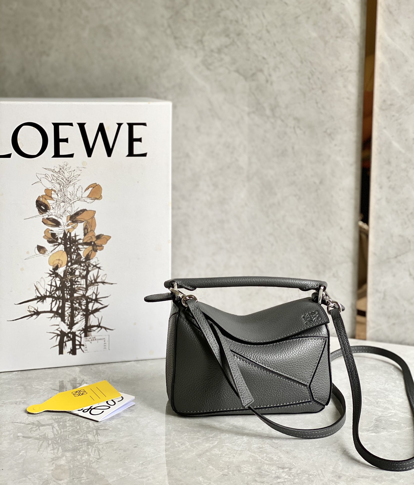 迷你号【LOEWE罗意威】超萌迷你几何包 PUZZLE -NEW 酷炫时尚感十足，大牌明星范儿十足，包包自身重量几乎️忽略，炒鸡实用，出门装手机小钱包口红粉饼,毫无累赘感，轻松愉快人生从此开启(你们最关心的xs，plus都ok哈）郑品独家拆包定制，高端独家私定制五金，进口小牛皮，德国进口莎菲线，进口ykk拉链，ZP工艺，原版礼盒包装，让你尊享顶级品质！型号：L061838，L10173。尺寸：18×12.5×8cm