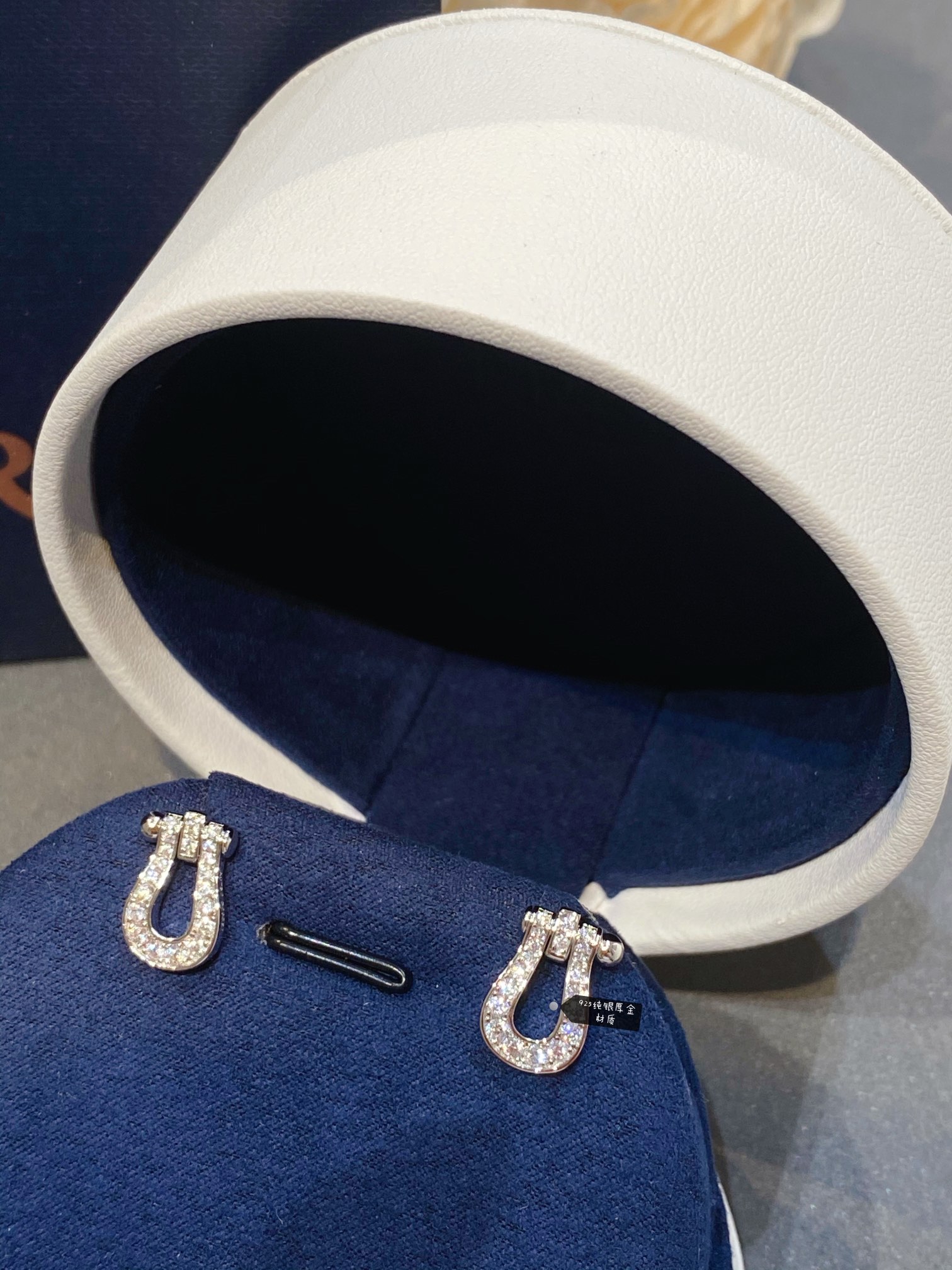 NO:631501,New style, Fre* horseshoe earrings, Force10 series, dazzling diamonds and smart horseshoes, capable and graceful, showing elegance and confidence in every gesture ~ Hand-set diamonds that won’t fall off, hand-polished, pure silver electroplated thick gold material, steel stamped characters, specifications 1.2cm, unit price, earrings, pure silver, Cardia high-end jewelry19860909新款,Fre* 马蹄耳环,Force10系列,璀璨美钻配灵动马蹄,干练又婉约,举手投足展示优雅气质和自信气场～手镶钻不掉石,手工抛光,纯银电镀厚金材质,钢印字印齐 规格1.2cm 单价,,earrings,pure silver,卡迪亚高端饰品,Jewelry