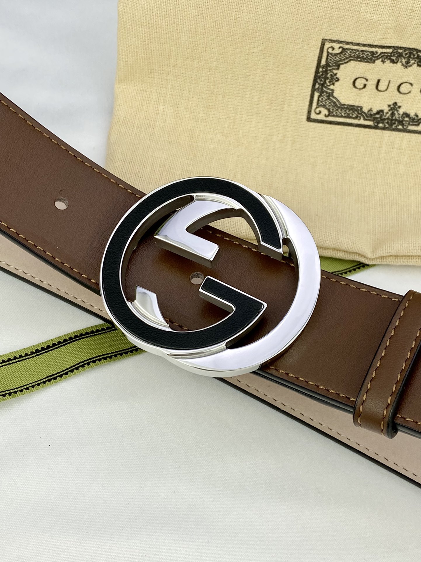 宽度4.0cmgucci这款腰带在季节早秋系列中惊艳亮相采用以标志性米色/乌木色组合呈现的品牌双G字母交