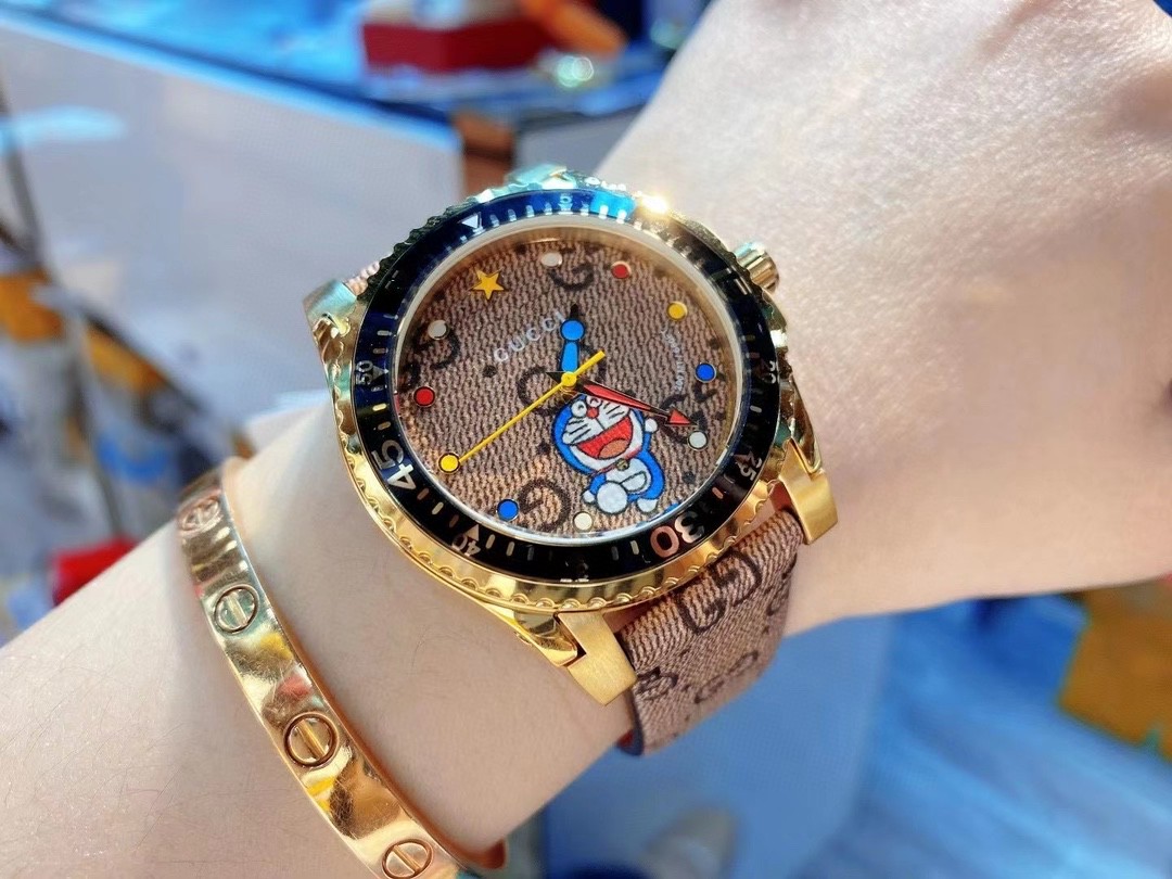 Gucci 古驰 Doraemon x Gucci Dive 联名系列腕表 结合单向旋转表圈潜水表 元素