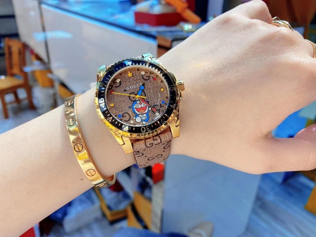 Gucci 古驰 Doraemon x Gucci Dive 联名系列腕表 结合单向旋转表圈潜水表 元素