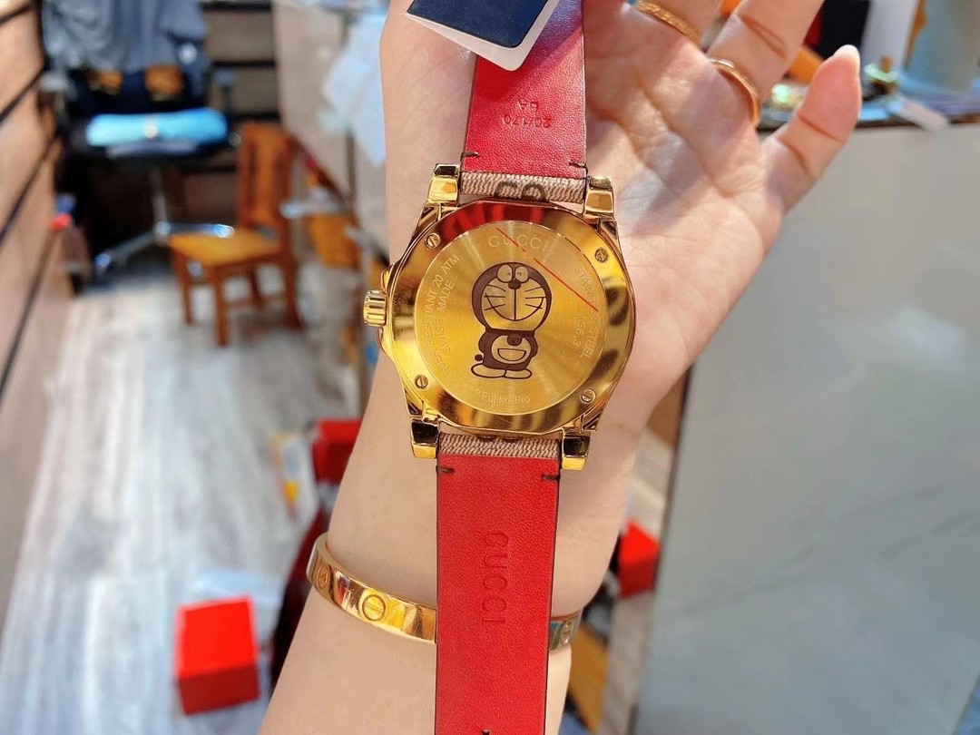 Gucci 古驰 Doraemon x Gucci Dive 联名系列腕表 结合单向旋转表圈潜水表 元素