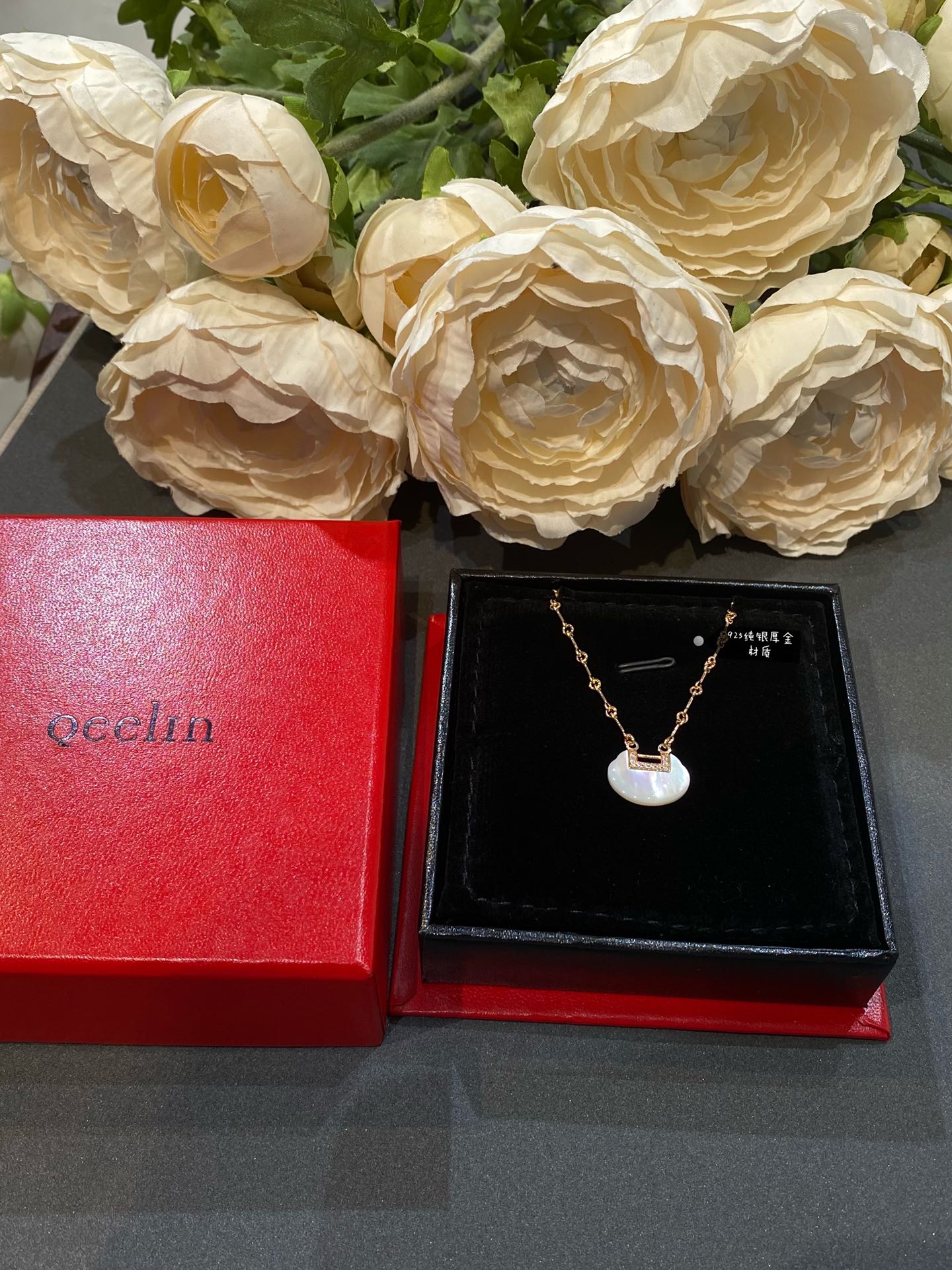 NO:632367,New model, Qeeli* Yuyi series Ruyi mother-of-pearl necklace ~ It is like wearing a small light bulb on the chest, Ruyi is a whole piece of mother-of-pearl, using deep-sea mother-of-pearl, the illusion is unique ~ The thick chain of the Yuyi series is a separate handmade chain, which is labor-intensive and time-consuming. Each piece of the chain is hand-polished, hand-assembled and hand-welded, polished without dead corners, clean and bright ~ steel stamped words are printed ~ details are in place. Specifications 45cm 88280, necklace, Cardia high-end jewelry19860909新款,Qeeli* Yuyi系列如意贝母项链～宛如胸前佩戴了一颗小灯泡,如意是一整块贝母,采用深海珍珠母贝,幻彩独一无二～Yuyi系列的粗链是单独的手工链子,耗工又耗时,链子每一件都是手工抛光手工组装手工焊接,°无死角抛光,干净光亮～钢印字印齐～细节到位 规格45cm 88280,,necklace,卡迪亚高端饰品,Jewelry