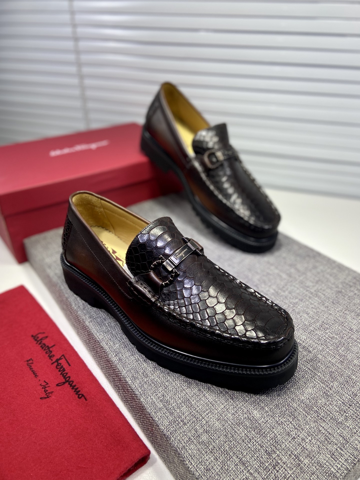 K0  菲拉格慕Ferragamo 水洗牛里原版正装皮鞋🚶🏻专柜同步发售男鞋 此款采用纯手工制作 面料进口原版粒面牛皮➕水洗牛皮内里 原版大底🌀帅气 高大尚🌀