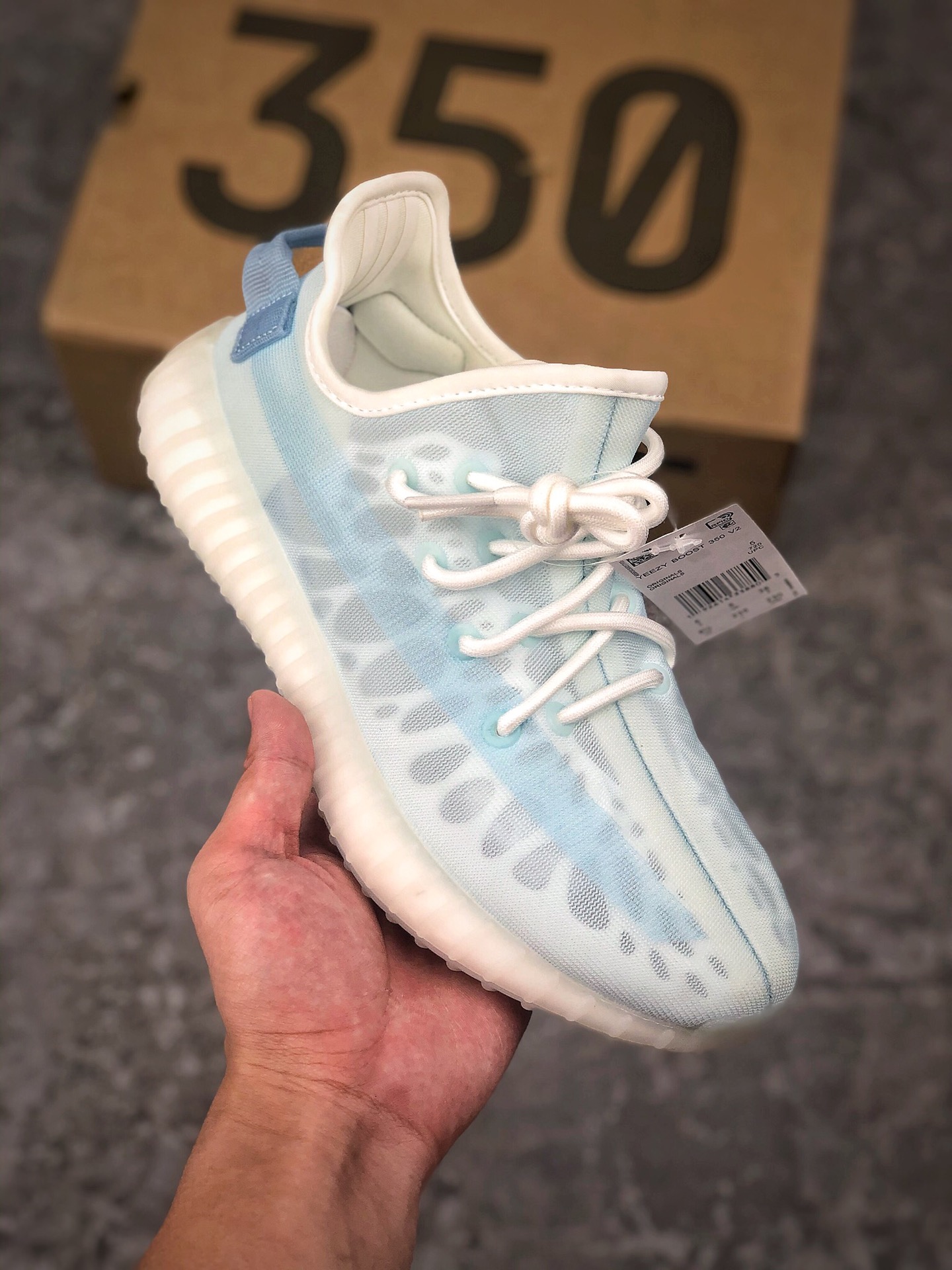  支持放店
YEEZY BOOST 350 V2 “Mono Ice” 冰蓝 GW2869Yeezy Boost 350 V2“Mono Ice上层和透明的在线面料改变，注入冷却和蓝色，并且鞋的前部给出内层。通过深浅的细节，它突出了其房屋和外星氛围。简单的刷子带，最终采用了升压系统，继续在其潮牌中的精细血液。36 36.5 37.5 38 38.5 39 40 40.5 41 42 42.5 43 44 44.5 45 46