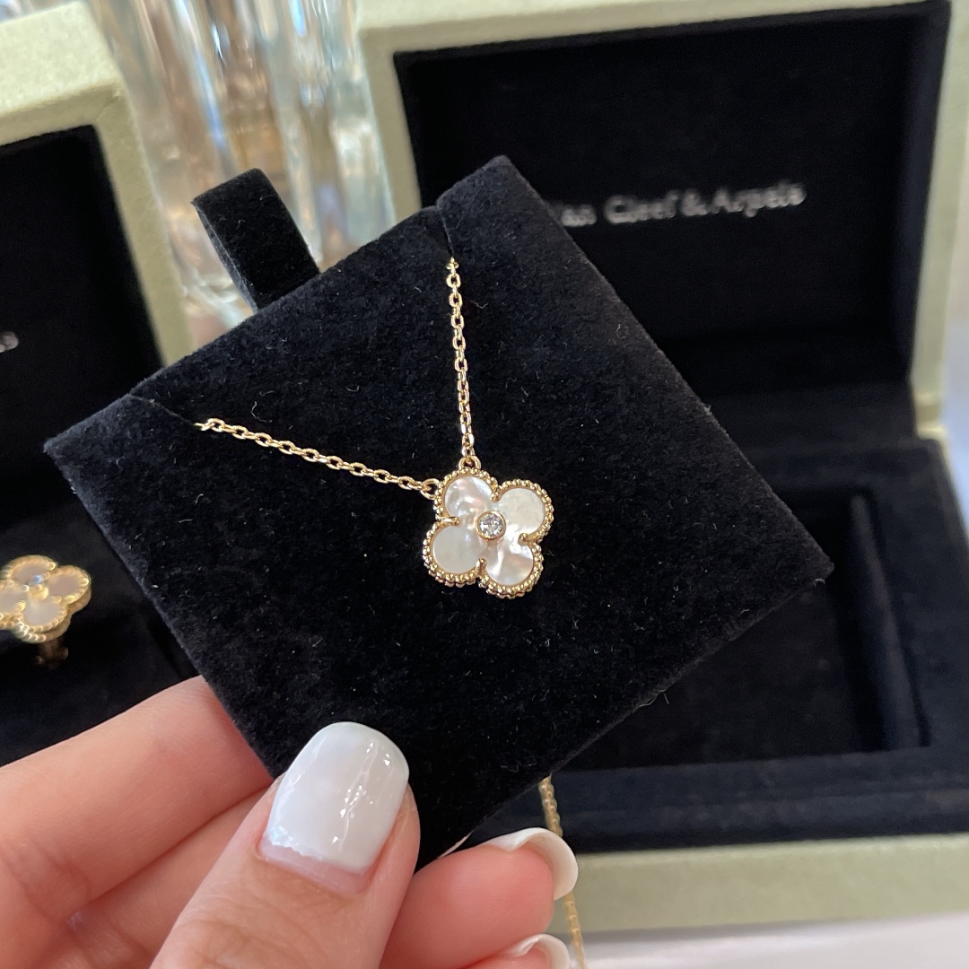 NO:631838,VCA four-leaf clover white mother-of-pearl necklace, earrings and rings are available in a set, earrings 88260, necklaces and rings respectively 88240, earrings, necklace, ring, Cartier high-end jewelry19860909VCA四叶草白贝母项链耳环戒指一套都有,耳钉88260,项链戒指分别88240,,earrings,necklace,ring,卡迪亚高端饰品,Jewelry