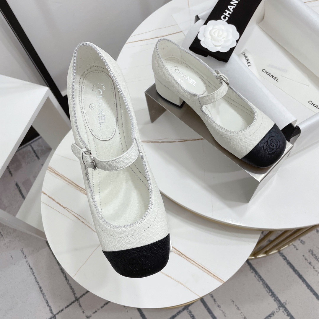 NO:720971,Chanel - Classic Mary Jane women's shoes in early spring, simple and versatile classic ballet shoes... Straight from the runway show, the same style as my cousin, sold out at the counter, a super popular little shoe... The leather is soft and looks like a baby's shoes, the square toe and square head are super cute, the belt buckle design can't take off the shoes, the Mary Jane retro is really good-looking and comfortable, black and white classic matching colors... Sheepskin/special materials, two kinds of whole sheepskin lining, real leather outsole 1cm low heel  35-40 regular size,Mary Jane,chanel,mary jane,sheepskin,Leather soles19860909chanel——早春经典款玛丽珍女鞋,简单百搭经典芭蕾舞鞋…… T台秀种草款,大表姐同款,专柜卖断货,超级受棒的一款小单鞋……皮质软乎乎像是小宝宝的童鞋,方头方脑超可爱,皮带扣设计不掉鞋,玛丽珍复古真的是好看又舒适,黑白经典搭配色…… 羊皮/特殊材料两种全羊皮内里真皮大底1cm低跟 35—40正码,玛丽珍,chanel,mary jane,sheepskin,Leather soles,Women's Shoes