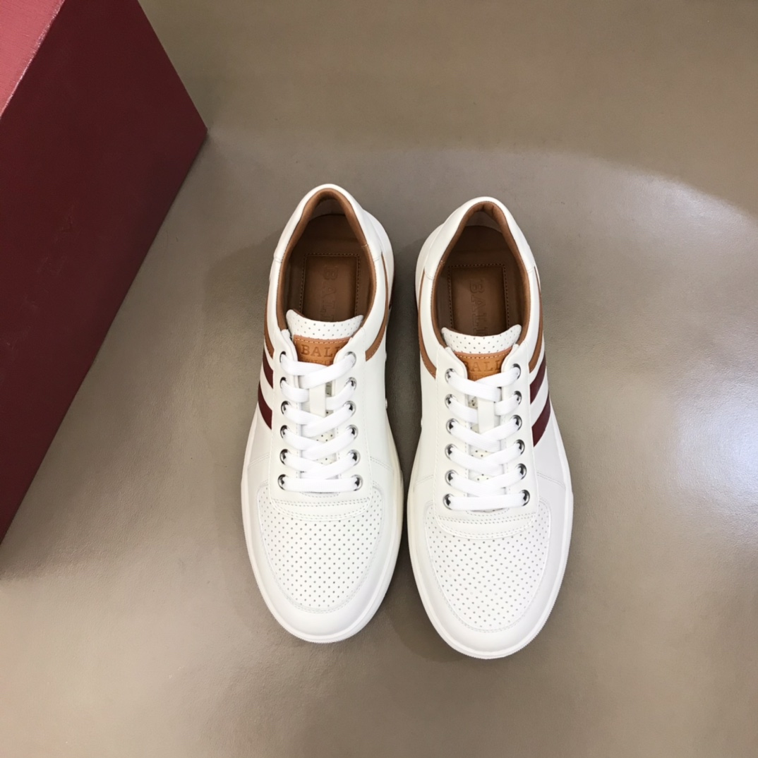 I5 BALL*男士镂空系带休闲板鞋，经典板鞋面版和大底最新升级版本，加多全新全透气冲孔 夏季镂空专属设计 采用进口羊皮内里 侧边巴利双色经典黑白织带加烫金logo点缀 EVA轻质橡外胶‬贴TPU 条纹防‬滑底 轻质 舒适 透气型男鞋