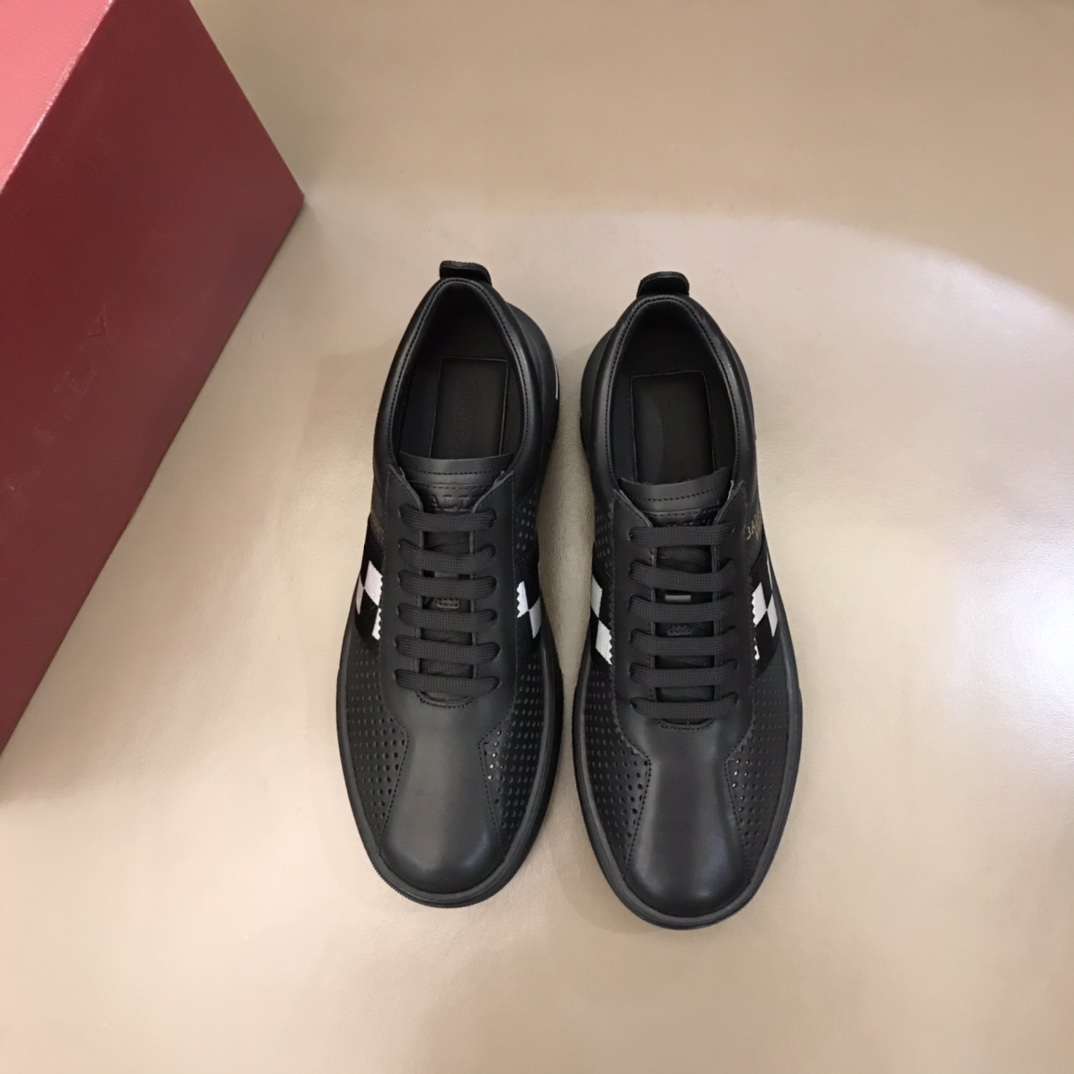 I5 BALL*男士镂空系带休闲板鞋，经典板鞋面版和大底最新升级版本，加多全新全透气冲孔 夏季镂空专属设计 采用进口羊皮内里 侧边巴利双色经典黑白织带加烫金logo点缀 EVA轻质橡外胶‬贴TPU 条纹防‬滑底 轻质 舒适 透气型男鞋