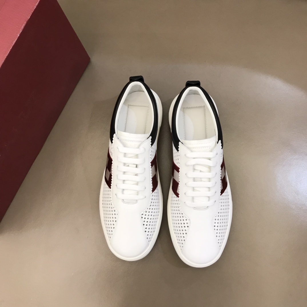 I5 BALL*男士镂空系带休闲板鞋，经典板鞋面版和大底最新升级版本，加多全新全透气冲孔 夏季镂空专属设计 采用进口羊皮内里 侧边巴利双色经典黑白织带加烫金logo点缀 EVA轻质橡外胶‬贴TPU 条纹防‬滑底 轻质 舒适 透气型男鞋