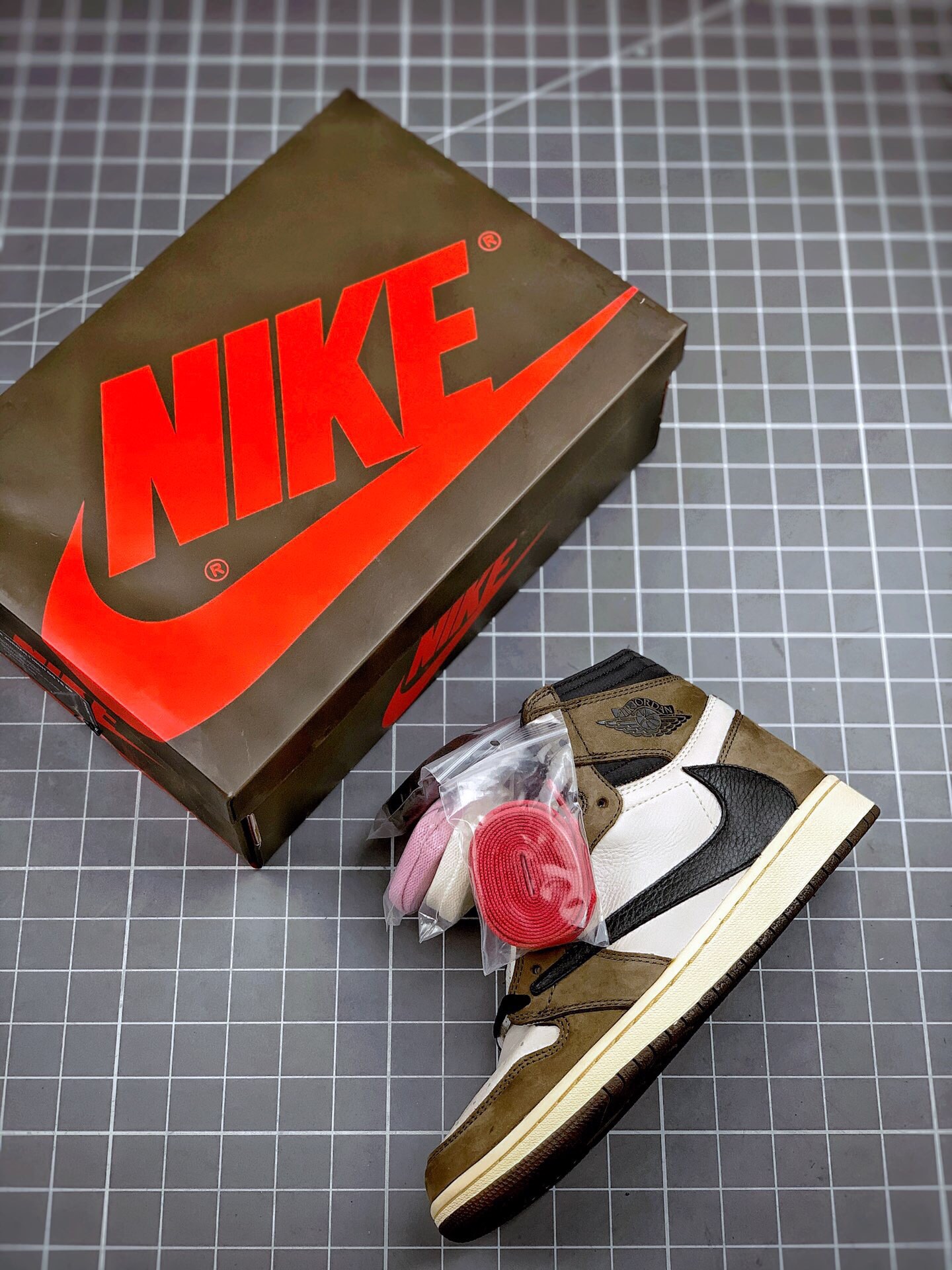 💰180真标💰260公司级全头层💰320纯原版 air jordan 1 高帮 倒钩  aj外贸指定纯原 aj1让你重新认知“纯原” travis scott x air jordan 1 乔1倒钩
从模具、纸板 af1到皮料空军和一号各配套辅料北卡蓝黑曜石，dunk sb腰果花彻头影子灰彻尾全新m2k改版 黑红脚趾只为开拓者攀登极致巅峰💯💯
今日全码出货 合作商可主力推广
size 36 36.5 37.5 38 38.5 39 40 40.5 41 42 42.5 43 44 44.5 45 46

主营：阿迪达斯 耐克 匡威 万斯 麦昆 古驰 斯凯奇 nb 新百伦 斐乐 巴黎世家 
椰子350 椰子500 椰子700 m2k 贝壳头 1970s 三叶草 nb550 nb327 nb992
古驰做旧 古驰小脏鞋 古驰小蜜蜂 sb dunk 空军一号 老爹鞋 aj1 aj3 aj4 aj5 aj11 aj34 aj36 aj312 g.t cut 闪电倒勾 篮球鞋：利拉德7 利拉德6 利拉德5 欧文7代 欧文6 欧文5 欧文4 欧文3 欧文2 欧文1 詹姆斯18代 詹姆斯17 詹姆斯16 詹姆斯15 詹姆斯14 詹姆斯13 詹姆斯12 詹姆斯11 詹姆斯5 詹姆斯4 科比5代 科比1 科比4 科比7 科比8 科比9 科比10 科比12 字母哥2代 字母哥1代 字母哥3代 哈登5代 哈登4代 哈登3 哈登2 哈登1 库里8代 库里7 库里6 库里5 库里4 ……系列 欢
#原盒配件 原厂中底钢印、拉帮完美
Size:36 36.5 37.5 38 38.5 39 40 40.5 41 42 42.5 43 44 44.5 45
现货跑量工厂长期主打款真正的好货不靠吹嘘
质量我们替你把关，你还在犹豫什么，撸起袖子加油干。
全部男女鞋，真标真爆带半码
耐克 阿迪达斯 三叶草 椰子350 v2 sb dunk 古驰脏脏鞋 麦昆 匡威1970s 万斯 vans 范斯 新百伦 乔丹 air jordan 亚瑟士 斯凯奇 斐乐 彪马 锐步 mlb  fila 鬼冢虎 莆田鞋   板鞋 樱花粉  af1 高帮 纯白 复古  满天星 解构 鞋盾   小麦色  蓝粉  马卡龙 低帮 独角兽 鸳鸯 联名 童鞋  冰淇淋  骨白冰蓝  白蓝 黑色 小白鞋 电玩像素 黑白 涂鸦 镭射 雾霾 白色  diy  1970s 夜光  大童 泼墨 中帮 黑武士 洛克公园 魔术贴 情侣 经典 四钩 奶咖色 刮刮乐 白丝绸 白银 3m 反光 白绿夜光 白橙双钩 小雏菊  权志龙 白绿橙 off white 飞线  金钩 冰块 小银钩 笑脸 缝线  剪纸 纯黑 蓝丝绸  情人节限定  白金 蓝白 354 黑曜石   熊猫 像素  冰蓝 四小勾 水晶底 寿桃 洞洞鞋 彩虹像素  灰色 air force 1 黑色   拖鞋 aj4 aj35 aj11 篮球鞋 莆田 aj3 aj6 aj13 aj7 童鞋 儿童鞋  aj312   aj36 黑白奥利奥  传奇蓝  aj32  限量版 飞人拖鞋 康扣  熊猫 北卡蓝  low  白水泥  藤原浩  aj34郭艾伦 影子灰  蒂芙尼绿 aj10 倒钩  aj9 冰雪奇缘 黑曜石 aj31  aj270 球鞋  大魔王 冰激凌  樱木花道  热熔岩  迪奥联名  胭脂红 凉鞋 aj15  满天星 水泥灰 芝加哥 鸳鸯 aj28  情侣 aj28 樱花粉 电玩像素 北卡蓝 小迪奥 粉色 樱花粉 电玩像素  烟灰 变色龙 兵马俑 大巴黎 aj16  兔八哥  马卡龙  大学蓝 aj30 黑水泥  白蛇 叶绿素 火影 白水泥 情人节限定 粉蛇 黑红 球鞋gtcut   kobe球鞋 zoom kobe 500黑武士 2022r nike星空 gt球鞋 zoom跑鞋 纽巴伦990 nikecourt女鞋 zoom aj1 nb827 斐乐hike nike青花瓷 aj镭射 科6 next跑鞋 宇航员2.0 小白鞋 男鞋 运动鞋 斯凯奇 斐乐 板鞋 aj 彪马 新百伦 亚瑟士 new balance adidas 阿迪达斯 篮球鞋 空军一号 纯白  跑步鞋 vision street wear puma 女运动休闲鞋 nb  情侣鞋 球鞋 dunk 美津浓 欧文7  运动鞋女款跑步鞋 休闲男鞋  aj1 拖鞋 耐克鞋男新款 鞋子 童鞋 男款  飞马  zoom 超级飞马 跑鞋  老爹鞋 air max 儿童鞋子 男士 飞马38 m2k 日落 黑白熊猫  女款  飞马39  男款 阿甘鞋 飞马37  夏季  dunk sb 华夫鞋 凉鞋  开拓者 夏款 毛毛虫  气垫 air zoom 休闲鞋 高帮 帆布鞋 sacai 2022 vapormax 赤足  飞马36 af1 紫葡萄 树莓紫  winflo8 court女鞋 网鞋 zoom 破二  dc0774 拖鞋 superfly 子弹头 dunk黑白熊猫 blazer max270 欧文7 小童鞋  阿尔法 欧文8 登月 星空 莆田  黑武士 airmax97 贝壳头 三叶草 boost   forum 椰子鞋  yeezy  neo  暗夜精灵 金标 椰子 350 v2  ultraboost 清风 阿尔法 涉水鞋 ub21 ub22  forum84 ub nmd 爆米花 pro2 cut  supernova x9000 椰子500  小椰子 forum low 史密斯 椰子700  樱花系列女鞋 新百伦530 327   574   5740 满天星 992 550 990 303 nb2002ra 302 元祖灰 993 990v5 nb300 ms327 580 999 nb327新百伦 新百伦878 nb300 5740奶茶色 m5740nb5740 997 608 452 nbms327 992元祖灰 996 880 低帮  倒钩  aj1 low 北卡蓝 黑曜石  倒钩藤原浩鞋 芝加哥 禁穿 小迪奥aj1 aj1大学蓝 樱花粉 烟灰   闪电倒钩 mid  影子灰 白丝绸   黑红脚趾 黑红 马卡龙 小dior 蒂芙尼绿 黑脚趾 小摩卡 蜘蛛侠 兔八哥 莆田纯原 纯白 中帮 黑粉脚趾 鸳鸯 low摩卡棕 扣碎 倒钩低帮 小闪电 凯尔特人 芝加哥ow联名 灰白 红豆奶茶 叛逆 换底 扣碎篮板 摩卡棕 迪奥联名鞋 皇家蓝 低帮女鞋倒钩白棕 泡泡糖 黑粉脚趾 北卡蓝低帮 黑绿脚趾 影子灰 蒂芙尼绿 黑脚趾 浆果粉  扣碎篮板 鸳鸯 冰淇淋 白丝绸 激光蓝 offwhite联名 黑粉脚趾	 蓝 水洗丹宁 情人节 午夜蓝 凯尔特人 泡泡糖  男鞋 女鞋 夏季 儿童 拖鞋  小众鞋 篮球鞋 凉鞋 运动鞋 跑步鞋 童鞋  板鞋  日落  足球鞋 小白鞋 跑鞋 老爹鞋 zoom 超级飞马 36 37 38   sb   dunk  鞋子 新款 m2k air max   薄款 赤足5.0  星空 登月 回到未来 vapormax 超轻 网鞋  气垫鞋 阿甘鞋 休闲鞋 47 blazer 高帮 樱花粉 free vaporfly  