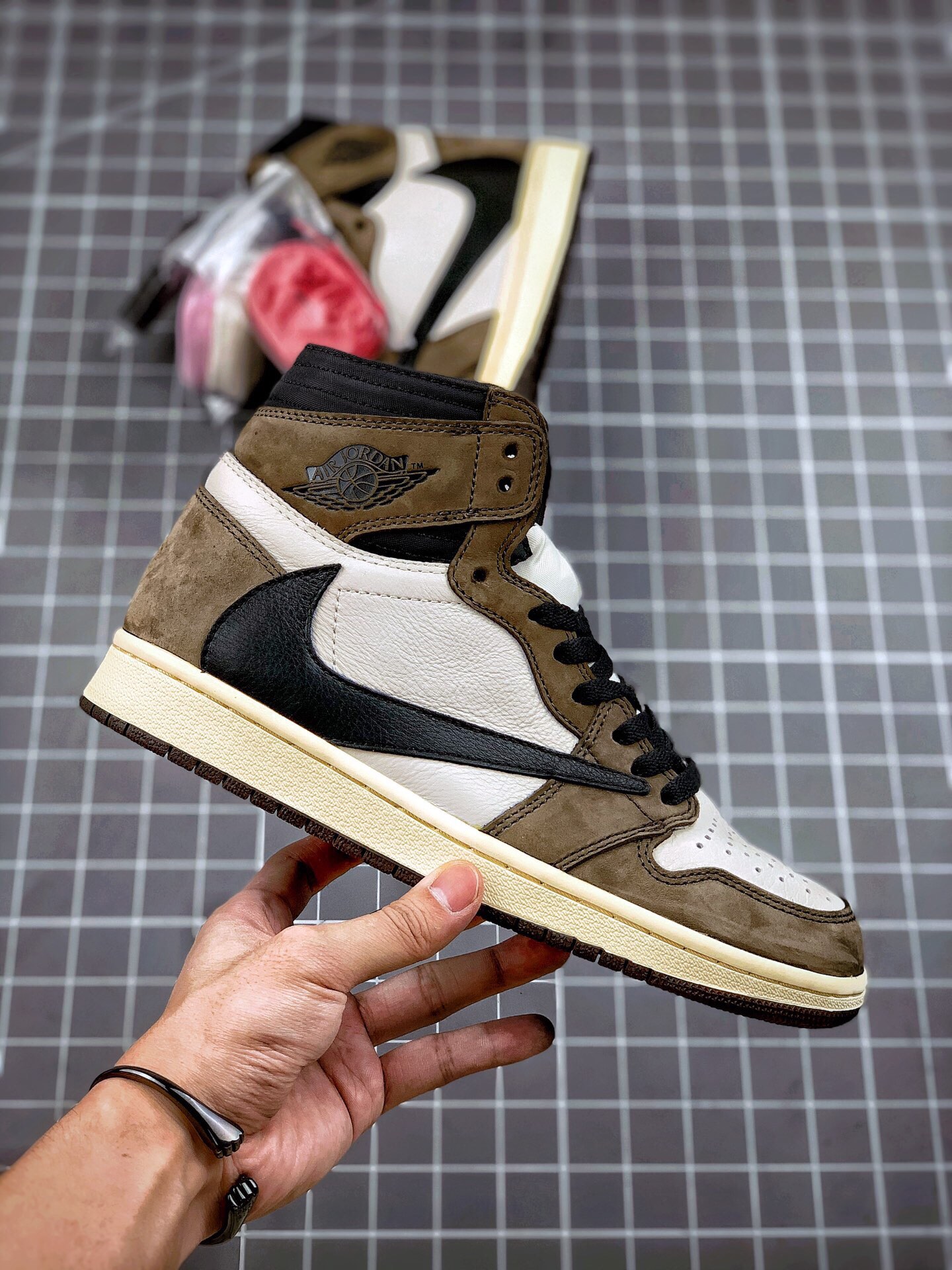 💰180真标💰260公司级全头层💰320纯原版 air jordan 1 高帮 倒钩  aj外贸指定纯原 aj1让你重新认知“纯原” travis scott x air jordan 1 乔1倒钩
从模具、纸板 af1到皮料空军和一号各配套辅料北卡蓝黑曜石，dunk sb腰果花彻头影子灰彻尾全新m2k改版 黑红脚趾只为开拓者攀登极致巅峰💯💯
今日全码出货 合作商可主力推广
size 36 36.5 37.5 38 38.5 39 40 40.5 41 42 42.5 43 44 44.5 45 46

主营：阿迪达斯 耐克 匡威 万斯 麦昆 古驰 斯凯奇 nb 新百伦 斐乐 巴黎世家 
椰子350 椰子500 椰子700 m2k 贝壳头 1970s 三叶草 nb550 nb327 nb992
古驰做旧 古驰小脏鞋 古驰小蜜蜂 sb dunk 空军一号 老爹鞋 aj1 aj3 aj4 aj5 aj11 aj34 aj36 aj312 g.t cut 闪电倒勾 篮球鞋：利拉德7 利拉德6 利拉德5 欧文7代 欧文6 欧文5 欧文4 欧文3 欧文2 欧文1 詹姆斯18代 詹姆斯17 詹姆斯16 詹姆斯15 詹姆斯14 詹姆斯13 詹姆斯12 詹姆斯11 詹姆斯5 詹姆斯4 科比5代 科比1 科比4 科比7 科比8 科比9 科比10 科比12 字母哥2代 字母哥1代 字母哥3代 哈登5代 哈登4代 哈登3 哈登2 哈登1 库里8代 库里7 库里6 库里5 库里4 ……系列 欢
#原盒配件 原厂中底钢印、拉帮完美
Size:36 36.5 37.5 38 38.5 39 40 40.5 41 42 42.5 43 44 44.5 45
现货跑量工厂长期主打款真正的好货不靠吹嘘
质量我们替你把关，你还在犹豫什么，撸起袖子加油干。
全部男女鞋，真标真爆带半码
耐克 阿迪达斯 三叶草 椰子350 v2 sb dunk 古驰脏脏鞋 麦昆 匡威1970s 万斯 vans 范斯 新百伦 乔丹 air jordan 亚瑟士 斯凯奇 斐乐 彪马 锐步 mlb  fila 鬼冢虎 莆田鞋   板鞋 樱花粉  af1 高帮 纯白 复古  满天星 解构 鞋盾   小麦色  蓝粉  马卡龙 低帮 独角兽 鸳鸯 联名 童鞋  冰淇淋  骨白冰蓝  白蓝 黑色 小白鞋 电玩像素 黑白 涂鸦 镭射 雾霾 白色  diy  1970s 夜光  大童 泼墨 中帮 黑武士 洛克公园 魔术贴 情侣 经典 四钩 奶咖色 刮刮乐 白丝绸 白银 3m 反光 白绿夜光 白橙双钩 小雏菊  权志龙 白绿橙 off white 飞线  金钩 冰块 小银钩 笑脸 缝线  剪纸 纯黑 蓝丝绸  情人节限定  白金 蓝白 354 黑曜石   熊猫 像素  冰蓝 四小勾 水晶底 寿桃 洞洞鞋 彩虹像素  灰色 air force 1 黑色   拖鞋 aj4 aj35 aj11 篮球鞋 莆田 aj3 aj6 aj13 aj7 童鞋 儿童鞋  aj312   aj36 黑白奥利奥  传奇蓝  aj32  限量版 飞人拖鞋 康扣  熊猫 北卡蓝  low  白水泥  藤原浩  aj34郭艾伦 影子灰  蒂芙尼绿 aj10 倒钩  aj9 冰雪奇缘 黑曜石 aj31  aj270 球鞋  大魔王 冰激凌  樱木花道  热熔岩  迪奥联名  胭脂红 凉鞋 aj15  满天星 水泥灰 芝加哥 鸳鸯 aj28  情侣 aj28 樱花粉 电玩像素 北卡蓝 小迪奥 粉色 樱花粉 电玩像素  烟灰 变色龙 兵马俑 大巴黎 aj16  兔八哥  马卡龙  大学蓝 aj30 黑水泥  白蛇 叶绿素 火影 白水泥 情人节限定 粉蛇 黑红 球鞋gtcut   kobe球鞋 zoom kobe 500黑武士 2022r nike星空 gt球鞋 zoom跑鞋 纽巴伦990 nikecourt女鞋 zoom aj1 nb827 斐乐hike nike青花瓷 aj镭射 科6 next跑鞋 宇航员2.0 小白鞋 男鞋 运动鞋 斯凯奇 斐乐 板鞋 aj 彪马 新百伦 亚瑟士 new balance adidas 阿迪达斯 篮球鞋 空军一号 纯白  跑步鞋 vision street wear puma 女运动休闲鞋 nb  情侣鞋 球鞋 dunk 美津浓 欧文7  运动鞋女款跑步鞋 休闲男鞋  aj1 拖鞋 耐克鞋男新款 鞋子 童鞋 男款  飞马  zoom 超级飞马 跑鞋  老爹鞋 air max 儿童鞋子 男士 飞马38 m2k 日落 黑白熊猫  女款  飞马39  男款 阿甘鞋 飞马37  夏季  dunk sb 华夫鞋 凉鞋  开拓者 夏款 毛毛虫  气垫 air zoom 休闲鞋 高帮 帆布鞋 sacai 2022 vapormax 赤足  飞马36 af1 紫葡萄 树莓紫  winflo8 court女鞋 网鞋 zoom 破二  dc0774 拖鞋 superfly 子弹头 dunk黑白熊猫 blazer max270 欧文7 小童鞋  阿尔法 欧文8 登月 星空 莆田  黑武士 airmax97 贝壳头 三叶草 boost   forum 椰子鞋  yeezy  neo  暗夜精灵 金标 椰子 350 v2  ultraboost 清风 阿尔法 涉水鞋 ub21 ub22  forum84 ub nmd 爆米花 pro2 cut  supernova x9000 椰子500  小椰子 forum low 史密斯 椰子700  樱花系列女鞋 新百伦530 327   574   5740 满天星 992 550 990 303 nb2002ra 302 元祖灰 993 990v5 nb300 ms327 580 999 nb327新百伦 新百伦878 nb300 5740奶茶色 m5740nb5740 997 608 452 nbms327 992元祖灰 996 880 低帮  倒钩  aj1 low 北卡蓝 黑曜石  倒钩藤原浩鞋 芝加哥 禁穿 小迪奥aj1 aj1大学蓝 樱花粉 烟灰   闪电倒钩 mid  影子灰 白丝绸   黑红脚趾 黑红 马卡龙 小dior 蒂芙尼绿 黑脚趾 小摩卡 蜘蛛侠 兔八哥 莆田纯原 纯白 中帮 黑粉脚趾 鸳鸯 low摩卡棕 扣碎 倒钩低帮 小闪电 凯尔特人 芝加哥ow联名 灰白 红豆奶茶 叛逆 换底 扣碎篮板 摩卡棕 迪奥联名鞋 皇家蓝 低帮女鞋倒钩白棕 泡泡糖 黑粉脚趾 北卡蓝低帮 黑绿脚趾 影子灰 蒂芙尼绿 黑脚趾 浆果粉  扣碎篮板 鸳鸯 冰淇淋 白丝绸 激光蓝 offwhite联名 黑粉脚趾	 蓝 水洗丹宁 情人节 午夜蓝 凯尔特人 泡泡糖  男鞋 女鞋 夏季 儿童 拖鞋  小众鞋 篮球鞋 凉鞋 运动鞋 跑步鞋 童鞋  板鞋  日落  足球鞋 小白鞋 跑鞋 老爹鞋 zoom 超级飞马 36 37 38   sb   dunk  鞋子 新款 m2k air max   薄款 赤足5.0  星空 登月 回到未来 vapormax 超轻 网鞋  气垫鞋 阿甘鞋 休闲鞋 47 blazer 高帮 樱花粉 free vaporfly  