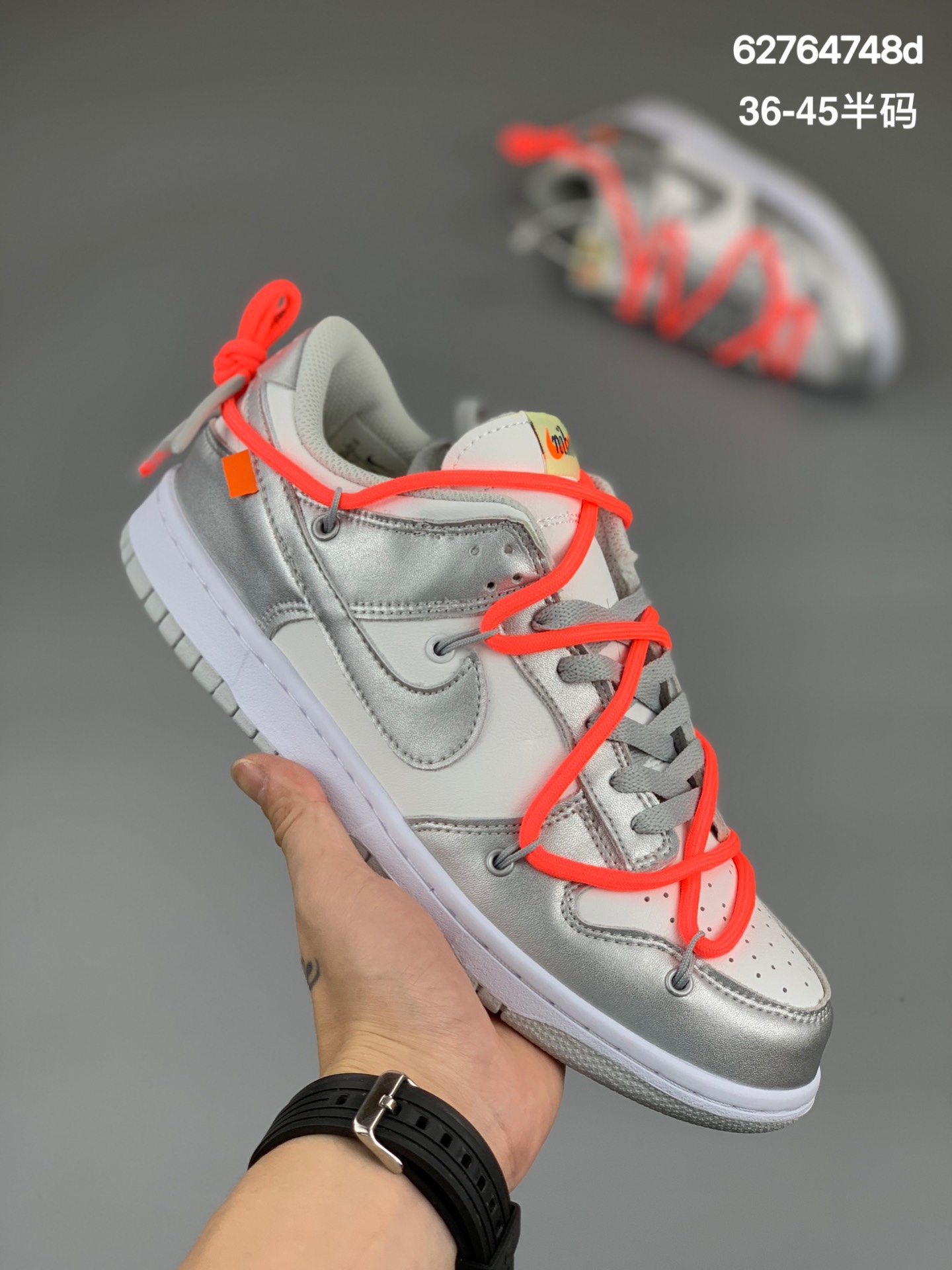 
OFF-WHITE x Futura x Nike Dunk Low 三方联名 解构 #全新联名以为白蓝主调，设计风格与此前曝光的三方联名相同，只不过配色改为纯色，双鞋带系统延续了今年的代表性风格，搭配亮粉色鞋带，保持了 Dunk SB Low 街头属性的同时，Virgil 强烈的解构属性让这双鞋更符合现代年轻人的审美！
货号:CT0856-403
码数:36 36.5 37.5 38 38.5 39 40 40.5 41 42 42.5 43 44 44.5 45 
编码：62764748d