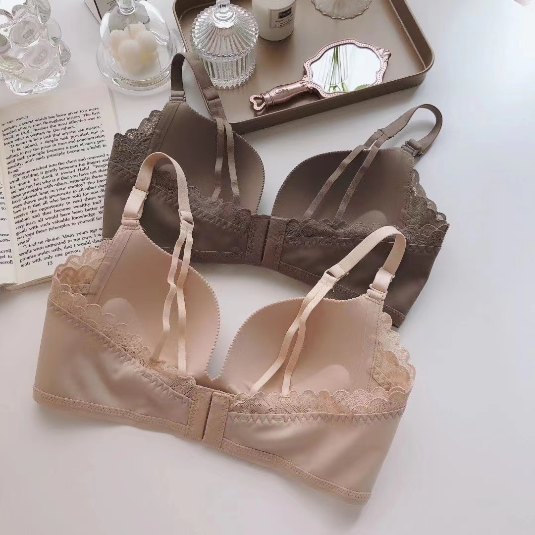 Seamless Comfort Bra with Lace Detail and Supportive Design