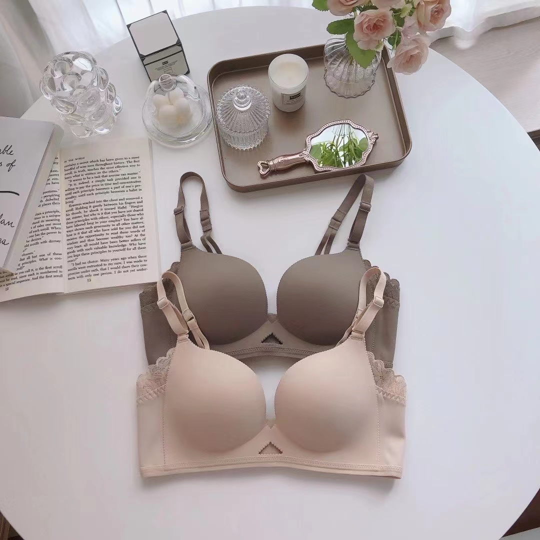 Seamless Comfort Bra with Lace Detail and Supportive Design 3 a1624843963876 4851