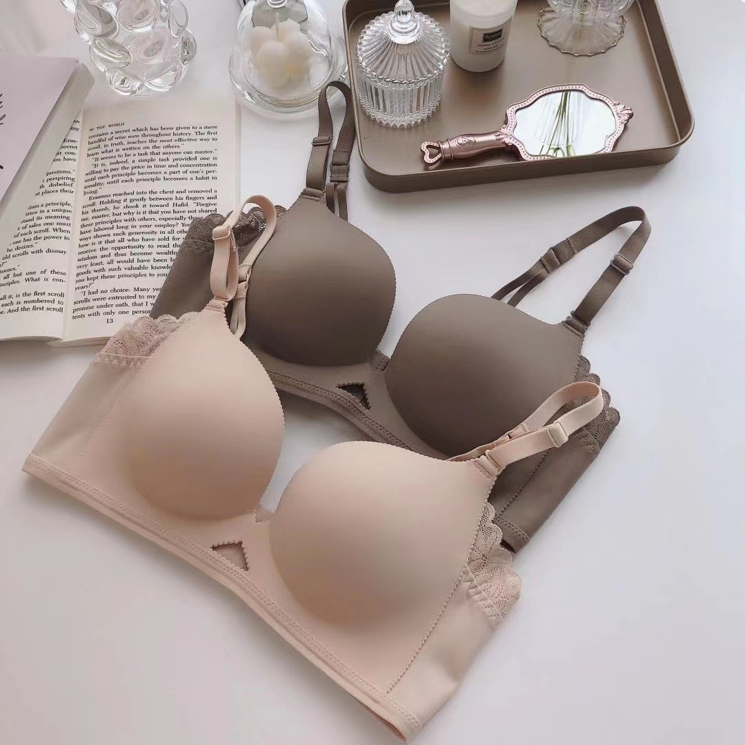 Seamless Comfort Bra with Lace Detail and Supportive Design 4 a1624843963878 0643