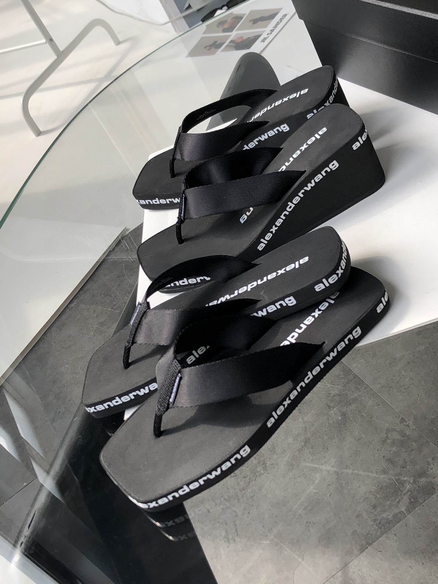 NO:256258,Alexander King 21 Spring and Summer New Three-dimensional Letter Square-toed Clip-toe Sandals Alexander Wang (Chinese name Wang Daren) is the most popular and youngest Chinese designer in New York. The latest letter slippers are coming, and the official website sells out the classic woven sandals. The king is worthy of being the best among single products. Simple design can highlight the brand characteristics. This model is assembled in all raw materials, making 1:1. The square head that shrinks slightly forward is fashionable and handsome, and refuses to be mediocre!  Very inclusive, wide and slim, can well modify the foot shape. The simple wide-edged flip flop design on the upper, the foot pads and the shoe edges are decorated with embossed logos, which are very three-dimensional, and the overall upper is very wrapped. The wide-edged foot shape is matched with a rubber sole, and it comes with a massage effect. It is very comfortable to wear on the feet and definitely not stuck. A must-have pair for cool girls in summer, a gender-free high-cold design style, eye-catching contrasting color design, barefoot or fashionable socks are all very styling. Size 35-40 (customized for 41-42-43) Original box packaging Price wedge (6.5㎝ high) (no bargaining) Flat heel (2.0㎝ high) (no bargaining), split-toe shoes, alexander wang, slippers, socks19860909亚历山大王 21春夏新款立体字母方头夹趾凉拖 亚历山大·王(Alexander Wang)（中文名王大仁）是纽约最红最年轻的华裔设计师 最新款字母拖鞋来临,官网售罄超级难买的经典织面凉拖,大王不愧是单品中佼佼者,简易设计就能凸显品牌特性. 此款全部原材料组装,1:1制作,微微向前收缩的方头时髦帅气,拒绝平庸！包容性非常强,宽大显瘦,能很好的起到修饰脚型的效果. 鞋面简单的宽边人字拖设计,垫脚和鞋边均饰有浮雕徽标很有立体感,整体鞋面包裹性很好.宽边修饰脚型,搭配橡胶大底,自带按摩效果,上脚非常舒适,绝对不卡脚. 酷女孩夏日必备的一双,无性别的高冷设计风格,抓眼球的撞色设计,光脚穿或者搭配潮一点的袜子造型感都很强. 尺码35-40（41-42-43订做） 原盒包装 Price坡跟（6.5㎝高）（不议价）  平跟（2.0㎝高）（不议价）,分趾鞋,alexander wang,slippers,socks,Women's Shoes