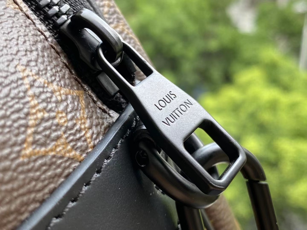 顶级原单 M45806 本款 S Lock 邮差包由 Monogram Macassar 帆布制成,全新锁扣以 Georges Vuitton 7