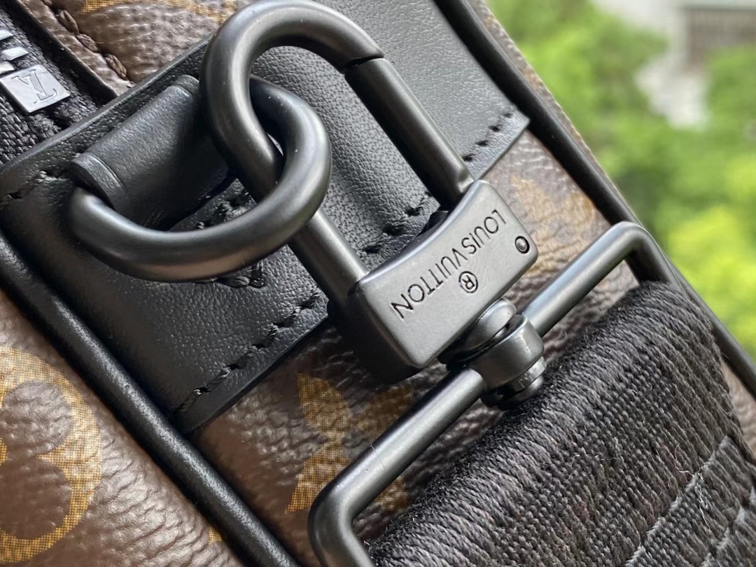顶级原单 M45806 本款 S Lock 邮差包由 Monogram Macassar 帆布制成,全新锁扣以 Georges Vuitton 6