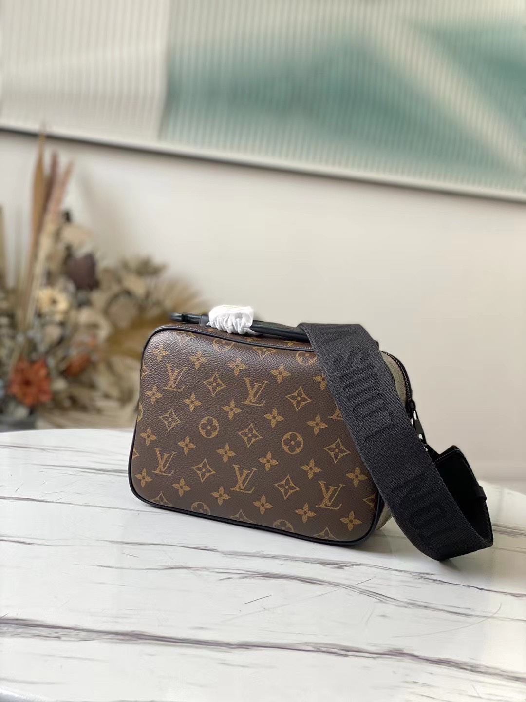 顶级原单 M45806 本款 S Lock 邮差包由 Monogram Macassar 帆布制成,全新锁扣以 Georges Vuitton 3