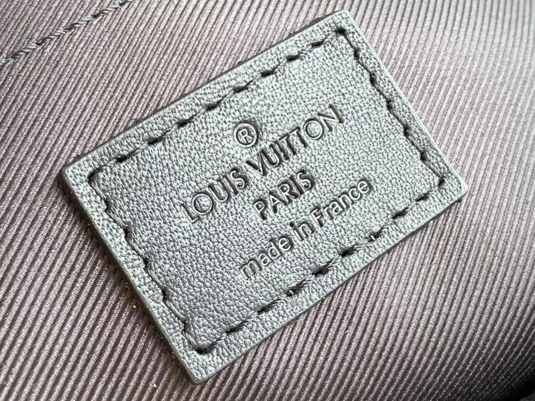 顶级原单 M45806 本款 S Lock 邮差包由 Monogram Macassar 帆布制成,全新锁扣以 Georges Vuitton 9