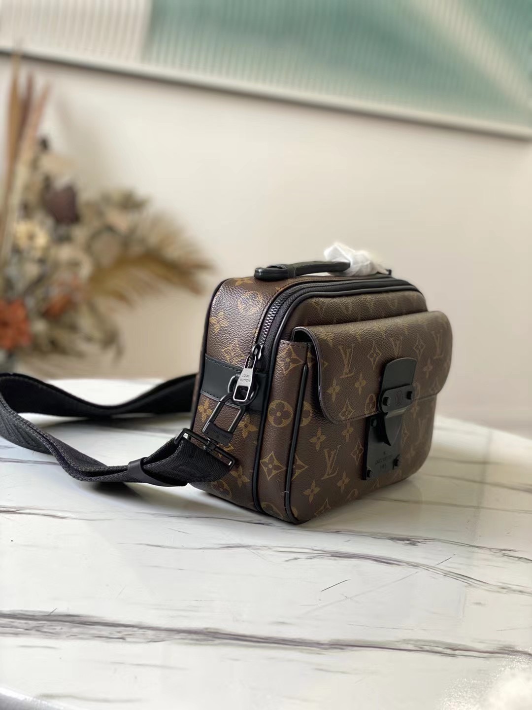 顶级原单 M45806 本款 S Lock 邮差包由 Monogram Macassar 帆布制成,全新锁扣以 Georges Vuitton 2