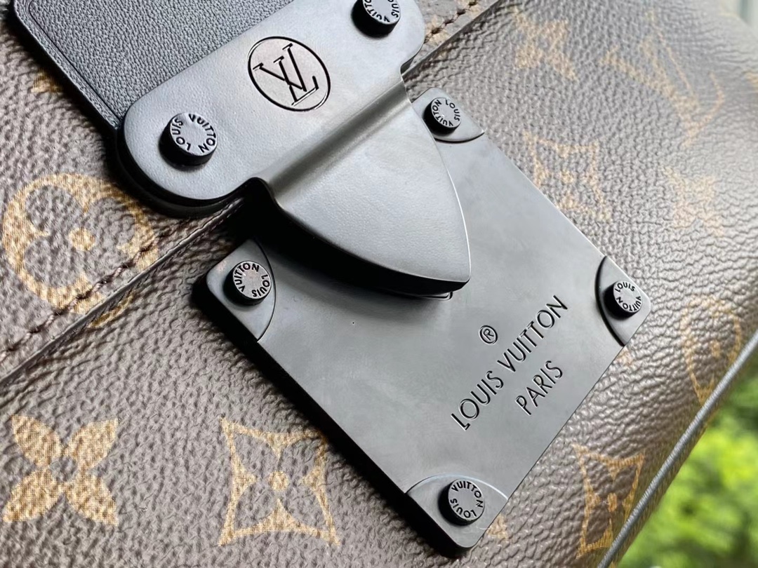 顶级原单 M45806 本款 S Lock 邮差包由 Monogram Macassar 帆布制成,全新锁扣以 Georges Vuitton 5