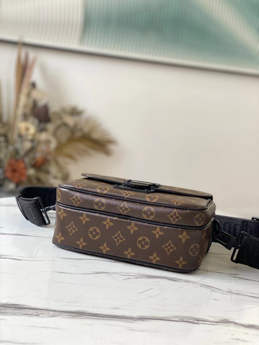 顶级原单 M45806 本款 S Lock 邮差包由 Monogram Macassar 帆布制成,全新锁扣以 Georges Vuitton 4