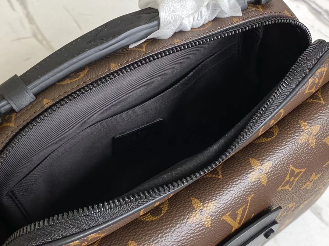 顶级原单 M45806 本款 S Lock 邮差包由 Monogram Macassar 帆布制成,全新锁扣以 Georges Vuitton 8
