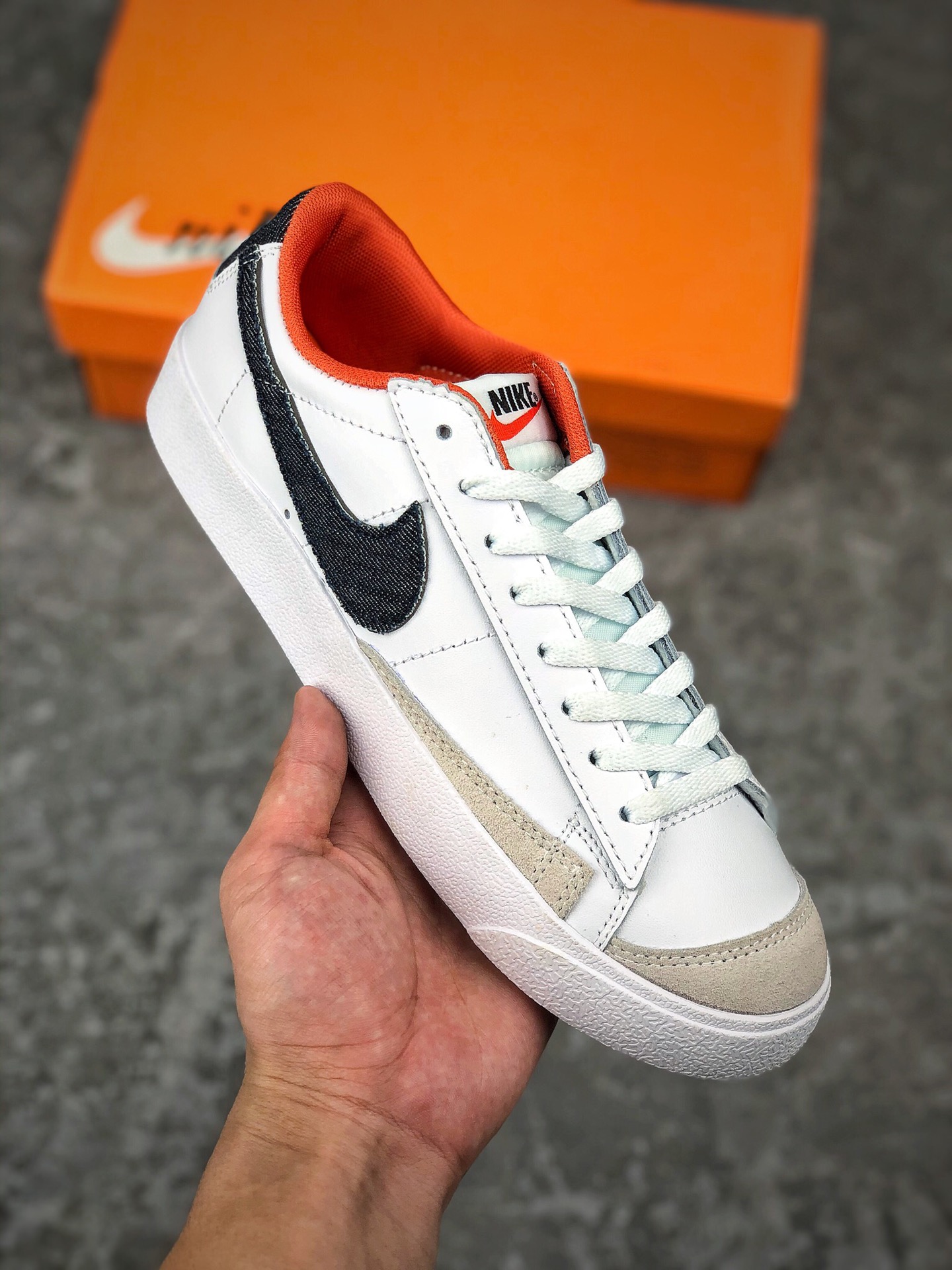  支持放店
公司级Nike Blazer 开拓者 ‼ 经久不衰的潮流IP  即将迎来Nike Blazer也将为Blazer带回新的活力。真标 原盒 头层牛皮公司级青岛QT拉回的纯原鞋面 LX3厂成型。楦头 纸板均为原档案数据。 
码数：36 36.5 37.5 38 38.5 39 40 40.5 41 42 42.5 43 44