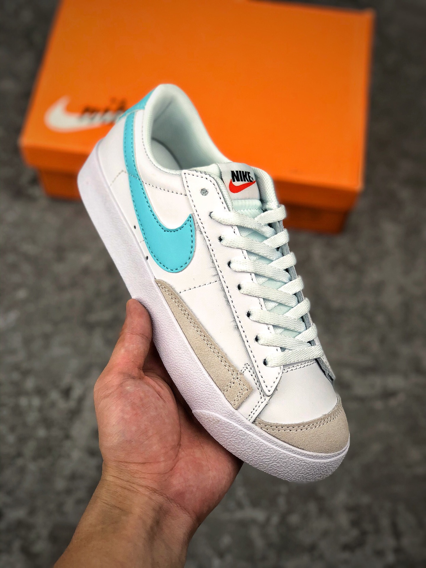  支持放店
公司级Nike Blazer 开拓者 ‼ 经久不衰的潮流IP  即将迎来Nike Blazer也将为Blazer带回新的活力。真标 原盒 头层牛皮公司级青岛QT拉回的纯原鞋面 LX3厂成型。楦头 纸板均为原档案数据。 
码数：36 36.5 37.5 38 38.5 39 40 40.5 41 42 42.5 43 44