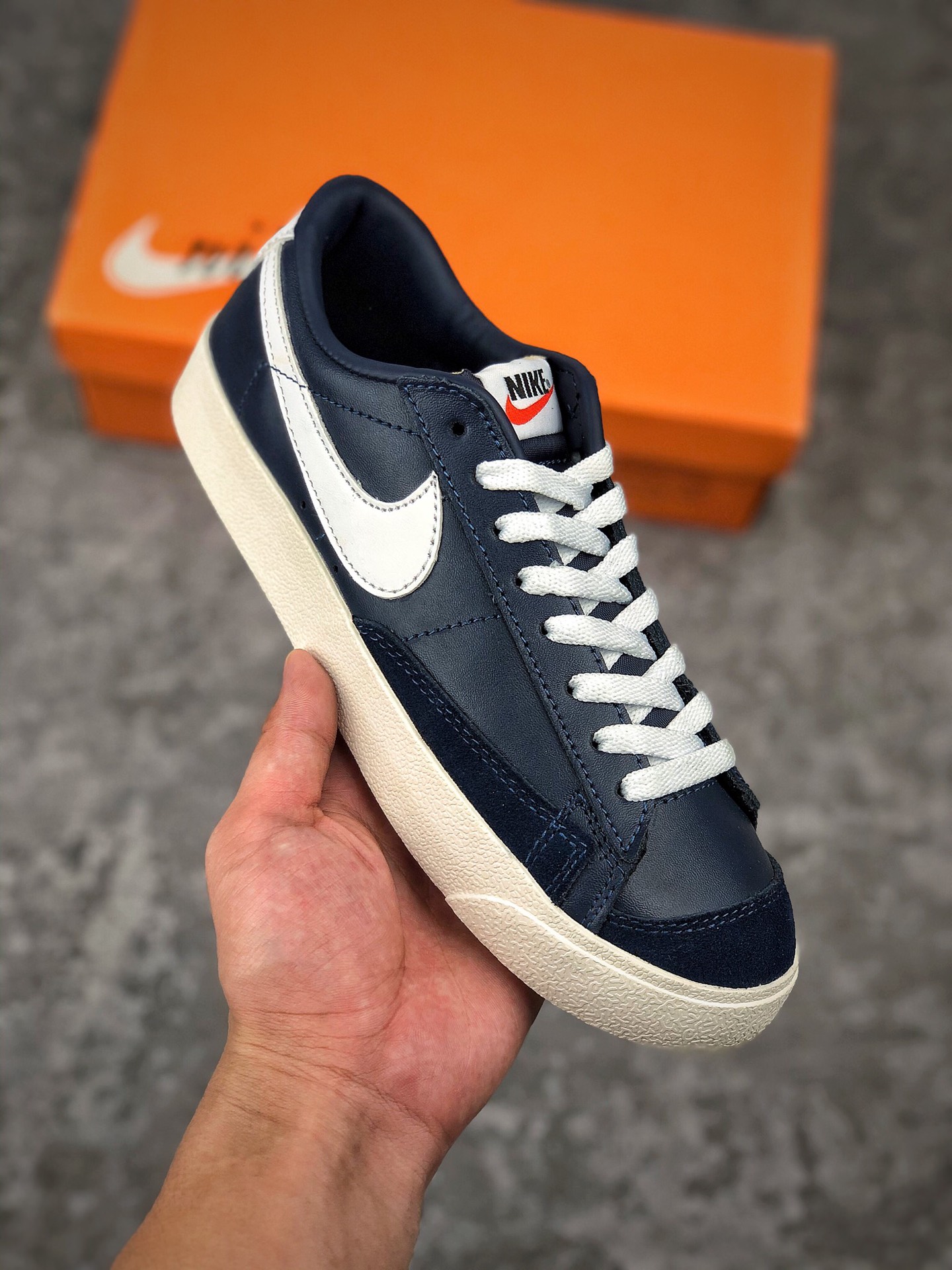  支持放店
公司级Nike Blazer 开拓者 ‼ 经久不衰的潮流IP  即将迎来Nike Blazer也将为Blazer带回新的活力。真标 原盒 头层牛皮公司级青岛QT拉回的纯原鞋面 LX3厂成型。楦头 纸板均为原档案数据。 
码数：36 36.5 37.5 38 38.5 39 40 40.5 41 42 42.5 43 44