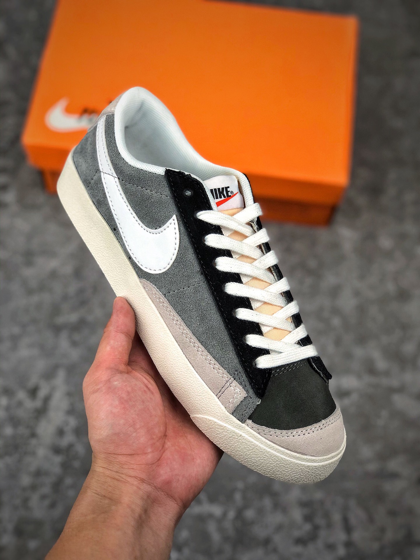  支持放店
公司级Nike Blazer 开拓者 ‼ 经久不衰的潮流IP  即将迎来Nike Blazer也将为Blazer带回新的活力。真标 原盒 头层牛皮公司级青岛QT拉回的纯原鞋面 LX3厂成型。楦头 纸板均为原档案数据。 
码数：36 36.5 37.5 38 38.5 39 40 40.5 41 42 42.5 43 44