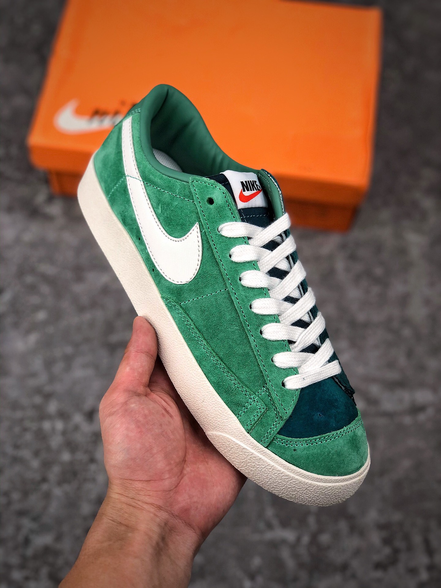  支持放店
公司级Nike Blazer 开拓者 ‼ 经久不衰的潮流IP  即将迎来Nike Blazer也将为Blazer带回新的活力。真标 原盒 头层牛皮公司级青岛QT拉回的纯原鞋面 LX3厂成型。楦头 纸板均为原档案数据。 
码数：36 36.5 37.5 38 38.5 39 40 40.5 41 42 42.5 43 44