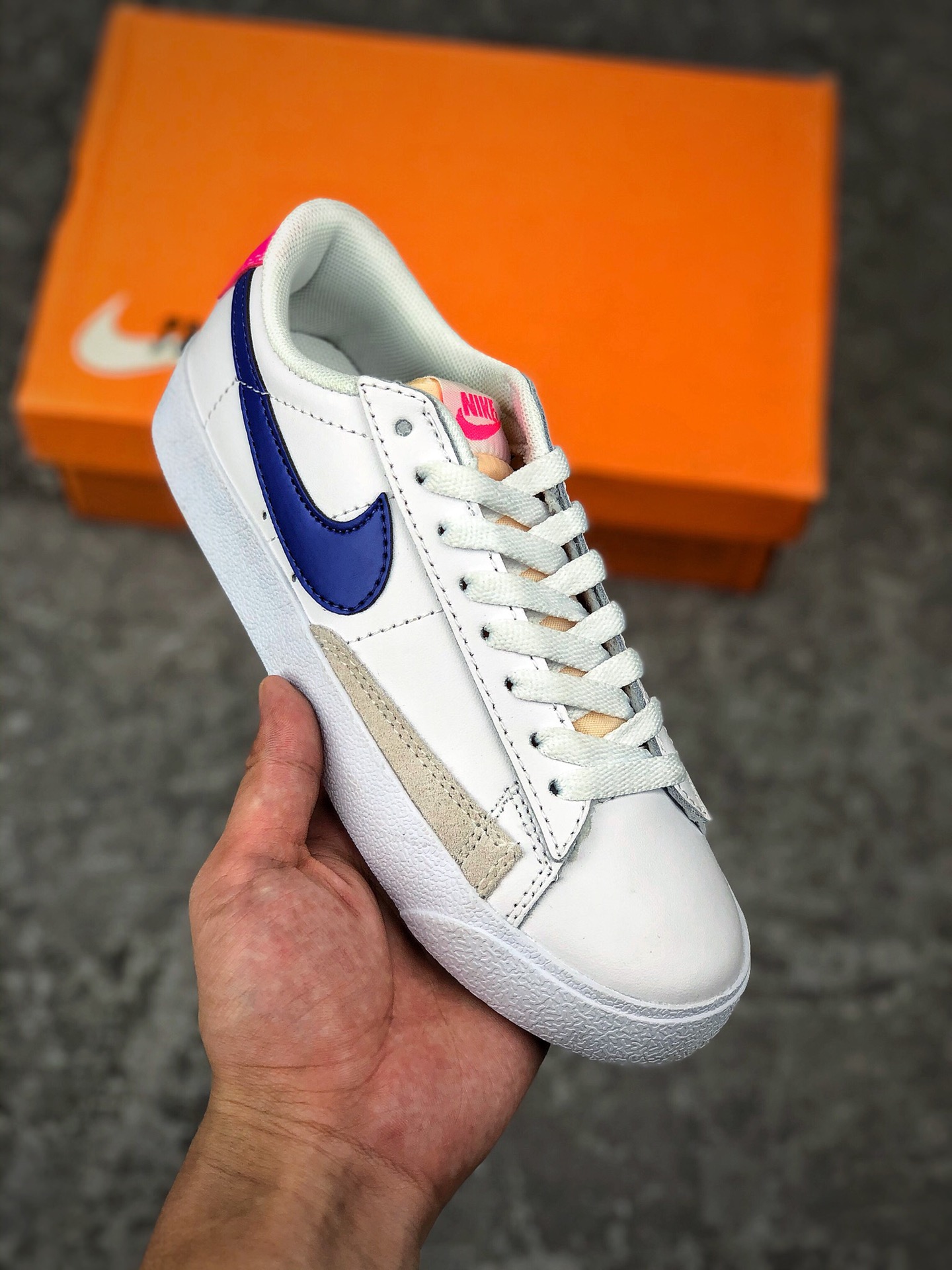  支持放店
公司级Nike Blazer 开拓者 ‼ 经久不衰的潮流IP  即将迎来Nike Blazer也将为Blazer带回新的活力。真标 原盒 头层牛皮公司级青岛QT拉回的纯原鞋面 LX3厂成型。楦头 纸板均为原档案数据。 
码数：36 36.5 37.5 38 38.5 39 40 40.5 41 42 42.5 43 44