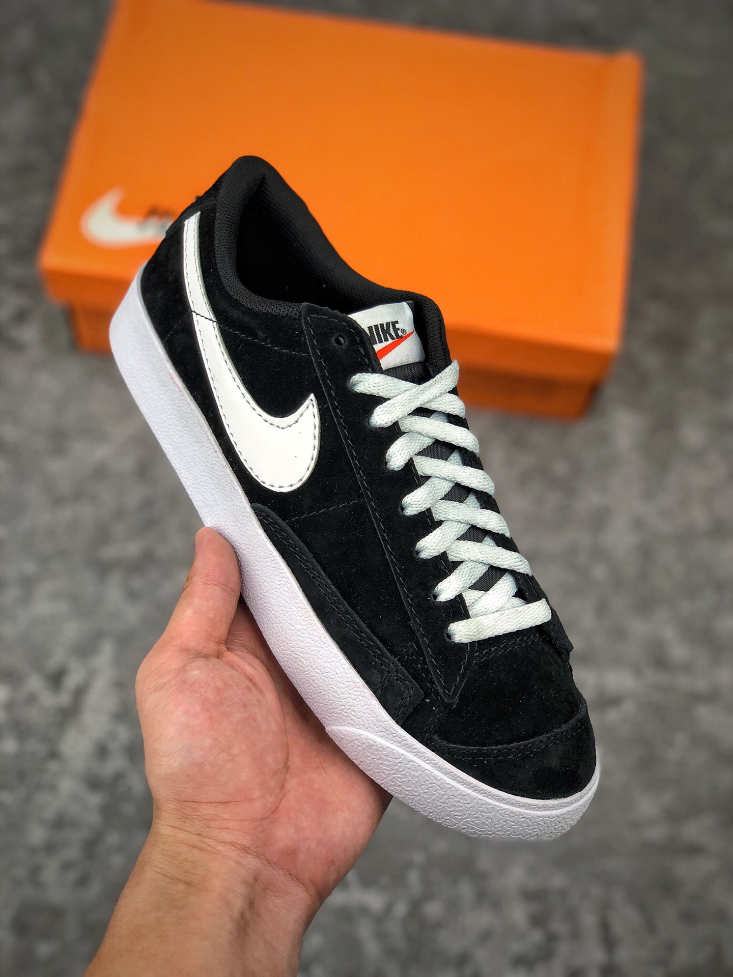  支持放店
公司级Nike Blazer 开拓者 ‼ 经久不衰的潮流IP  即将迎来Nike Blazer也将为Blazer带回新的活力。真标 原盒 头层牛皮公司级青岛QT拉回的纯原鞋面 LX3厂成型。楦头 纸板均为原档案数据。 
码数：36 36.5 37.5 38 38.5 39 40 40.5 41 42 42.5 43 44