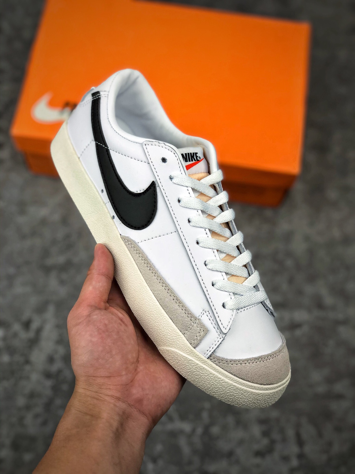  支持放店
公司级Nike Blazer 开拓者 ‼ 经久不衰的潮流IP  即将迎来Nike Blazer也将为Blazer带回新的活力。真标 原盒 头层牛皮公司级青岛QT拉回的纯原鞋面 LX3厂成型。楦头 纸板均为原档案数据。 
码数：36 36.5 37.5 38 38.5 39 40 40.5 41 42 42.5 43 44