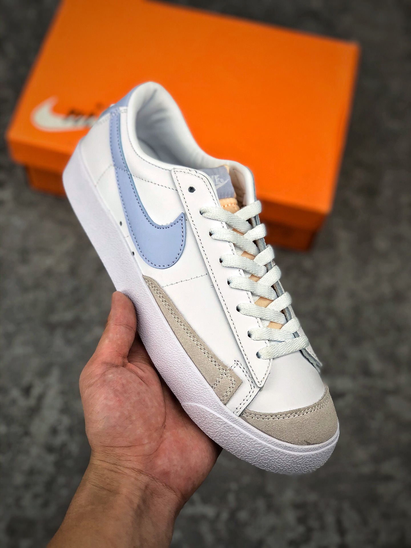  支持放店
公司级Nike Blazer 开拓者 ‼ 经久不衰的潮流IP  即将迎来Nike Blazer也将为Blazer带回新的活力。真标 原盒 头层牛皮公司级青岛QT拉回的纯原鞋面 LX3厂成型。楦头 纸板均为原档案数据。 
码数：36 36.5 37.5 38 38.5 39 40 40.5 41 42 42.5 43 44