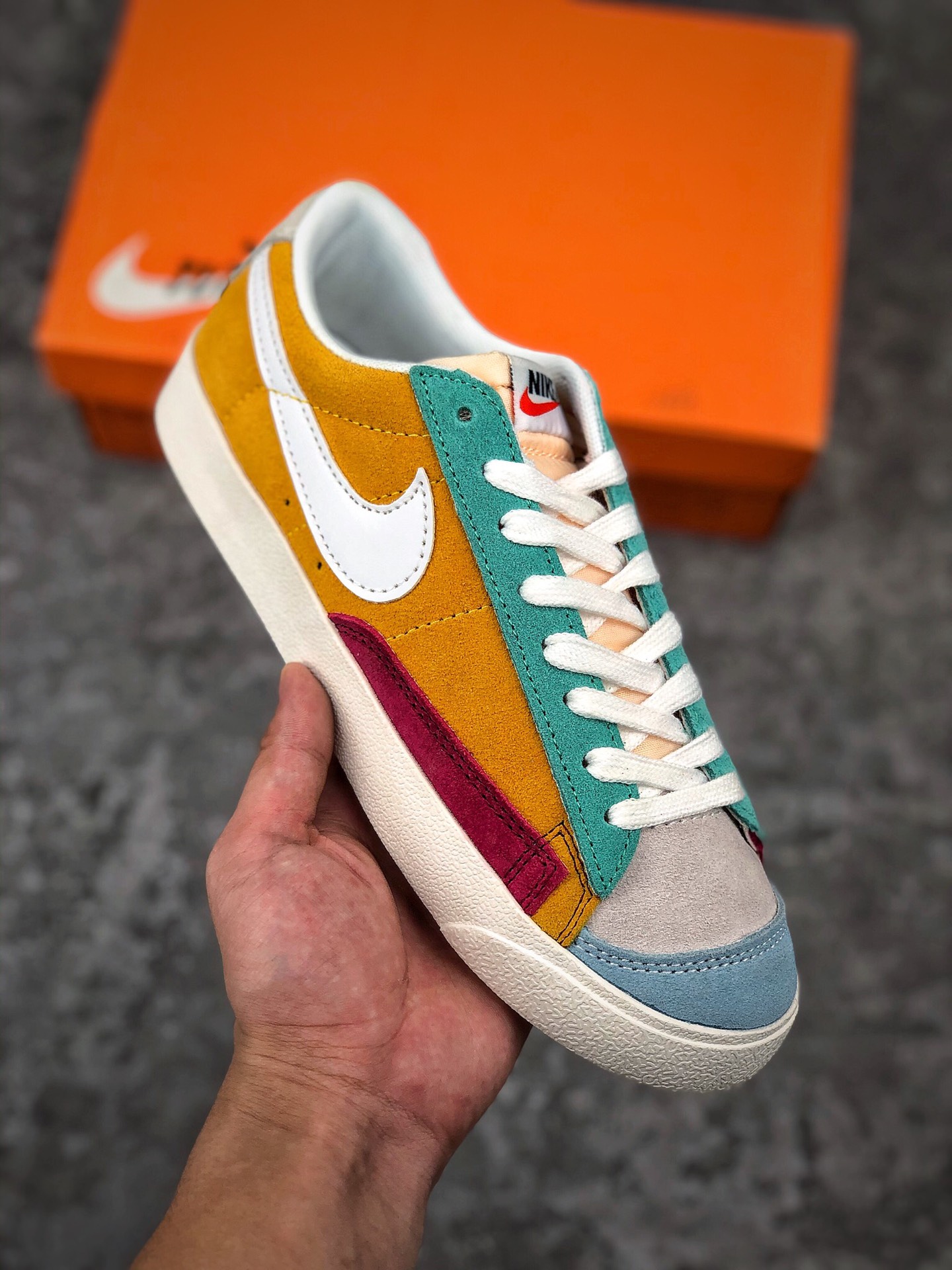  支持放店
公司级Nike Blazer 开拓者 ‼ 经久不衰的潮流IP  即将迎来Nike Blazer也将为Blazer带回新的活力。真标 原盒 头层牛皮公司级青岛QT拉回的纯原鞋面 LX3厂成型。楦头 纸板均为原档案数据。 
码数：36 36.5 37.5 38 38.5 39 40 40.5 41 42 42.5 43 44