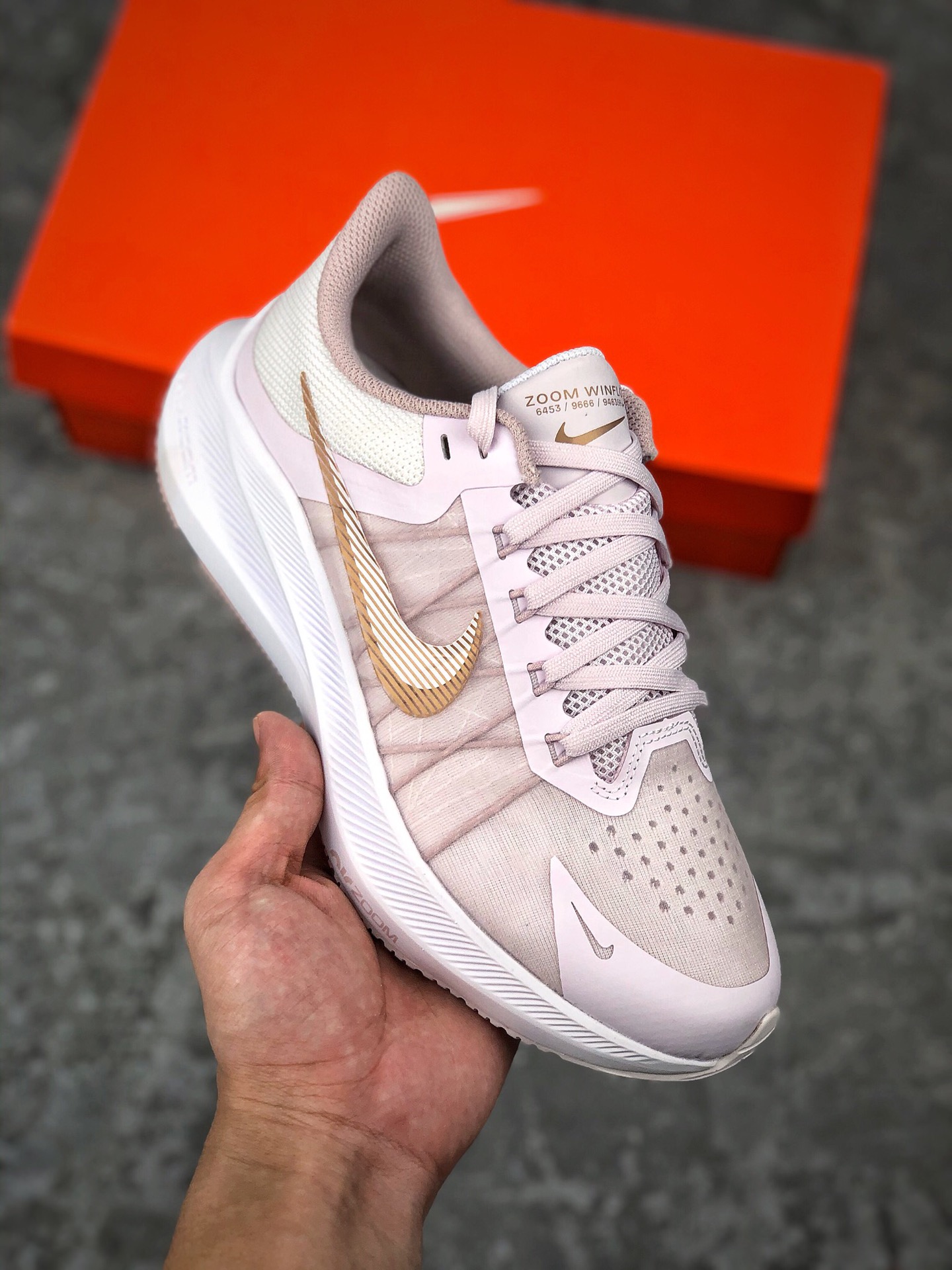  支持放店
新品首发 耐克Nike Zoom WINFLO 8代轻质透气休闲运动跑步鞋。采用了后掌气垫（Air-Zoom）的设计，升级中底为Cushlon ST，材质上更显得轻盈透气，耐磨性提高同时也使运动鞋在穿着的时候灵活度也得以提升。
官方货号#CW3421-500
SIZE：36 36.5 37.5 38 38.5 39