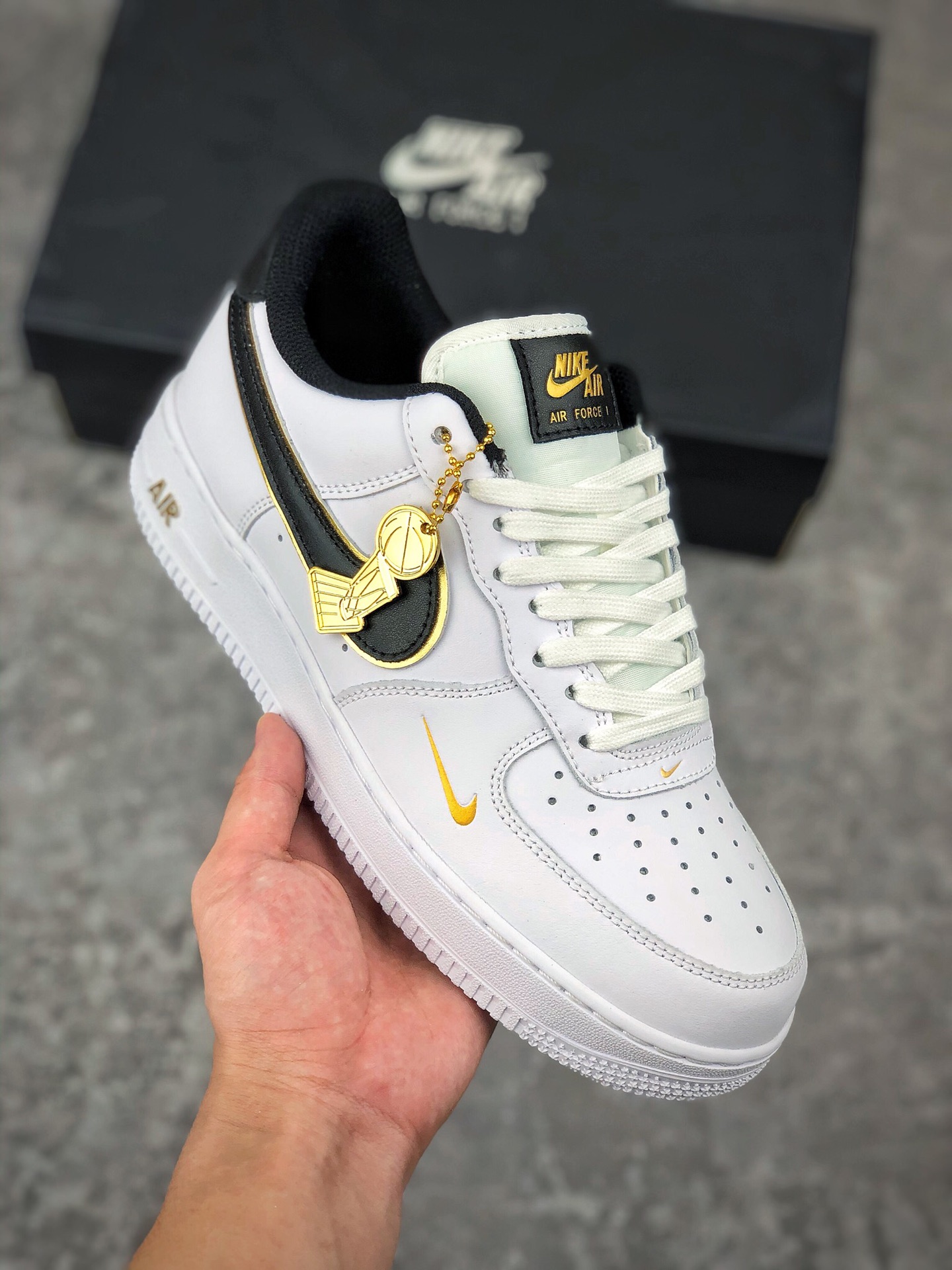  支持放店
Nike Air Force 1 LV8 Pixel 白色 豹纹 官方同步 原装级别 原楦头原纸板  打造纯正空军版型#专注外贸渠道  全掌内置蜂窝气垫 #原盒配件 原厂中底钢印、拉帮完美   官方货号：CV8481-100
SIZE：36 36.5 37.5 38 38.5 39 40 40.5 41 42 42.5 43 44 44.5 45